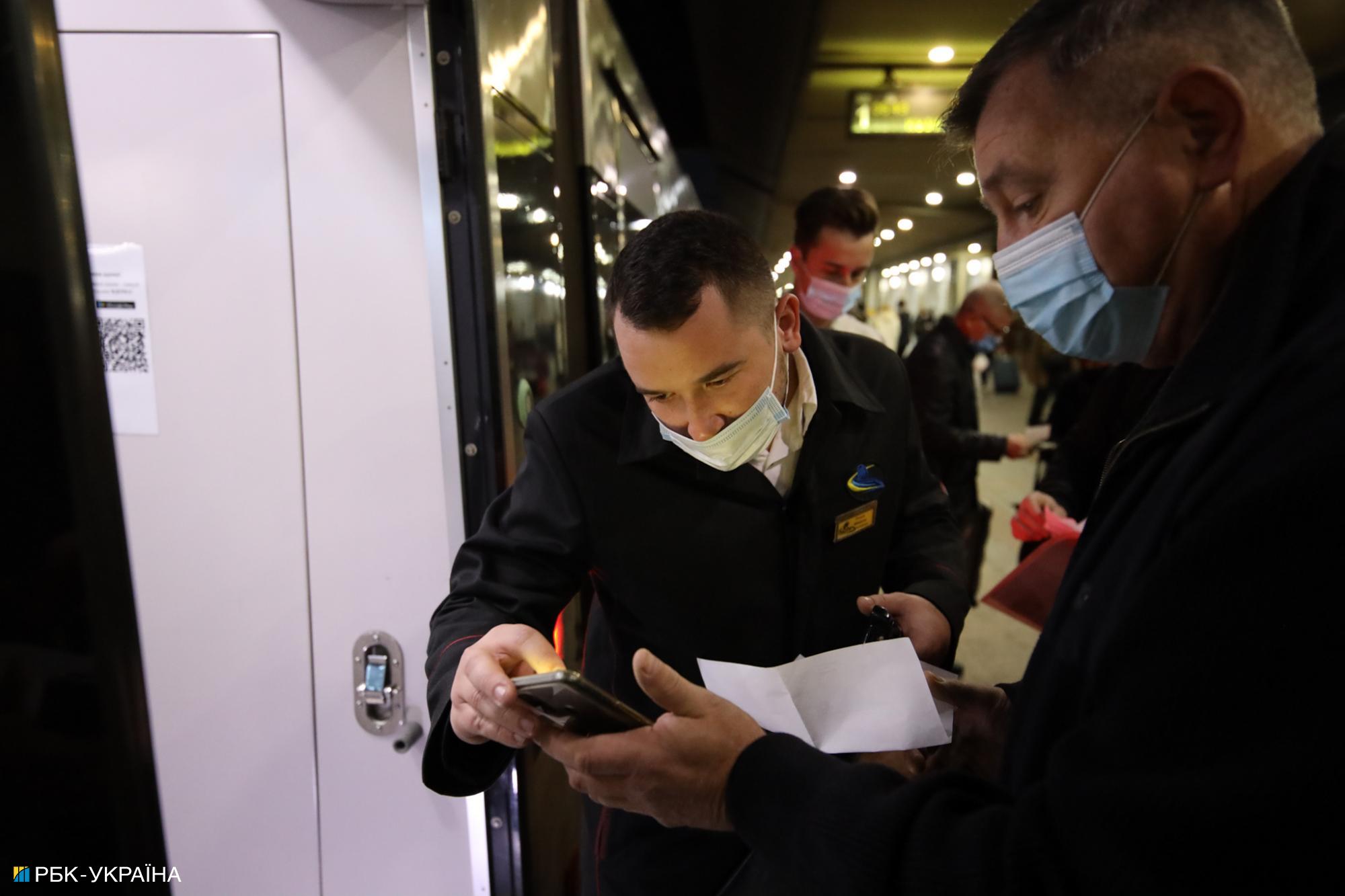 На киевском ж/д вокзале толкучка с самого утра из-за новых правил проезда (фото и видео)