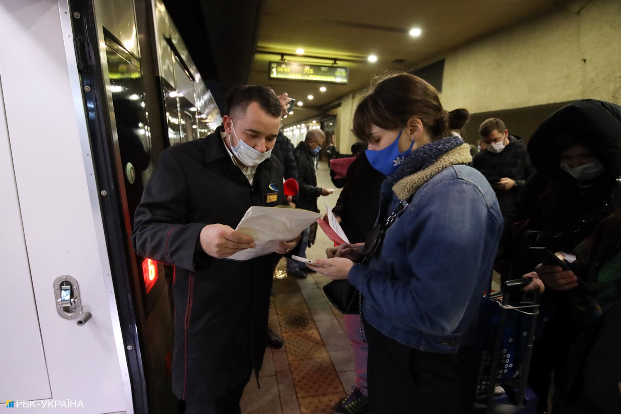 На киевском ж/д вокзале толкучка с самого утра из-за новых правил проезда (фото и видео)