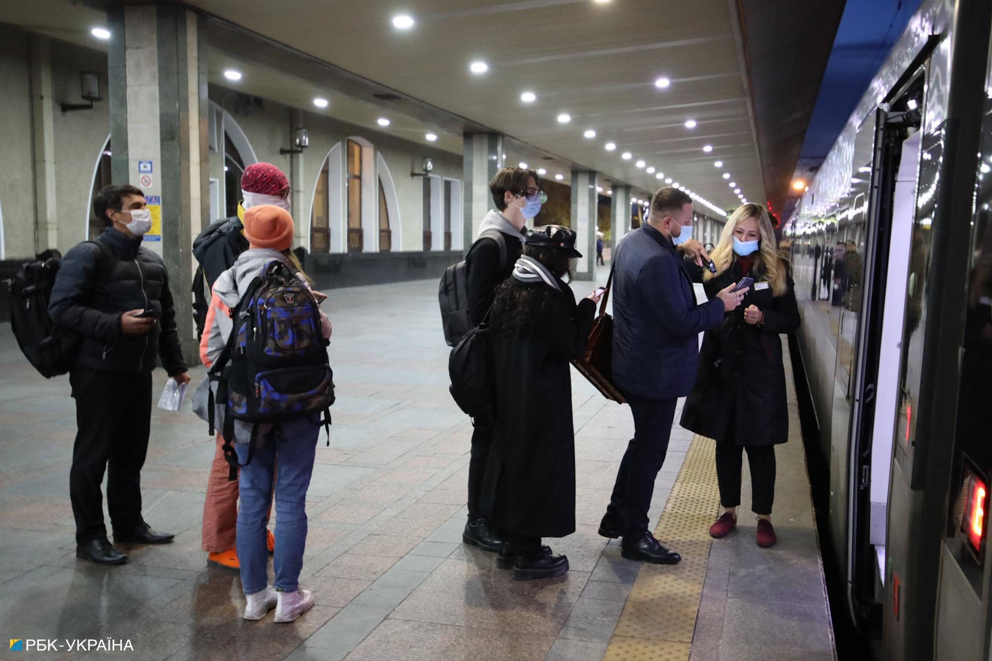 На киевском ж/д вокзале толкучка с самого утра из-за новых правил проезда (фото и видео)