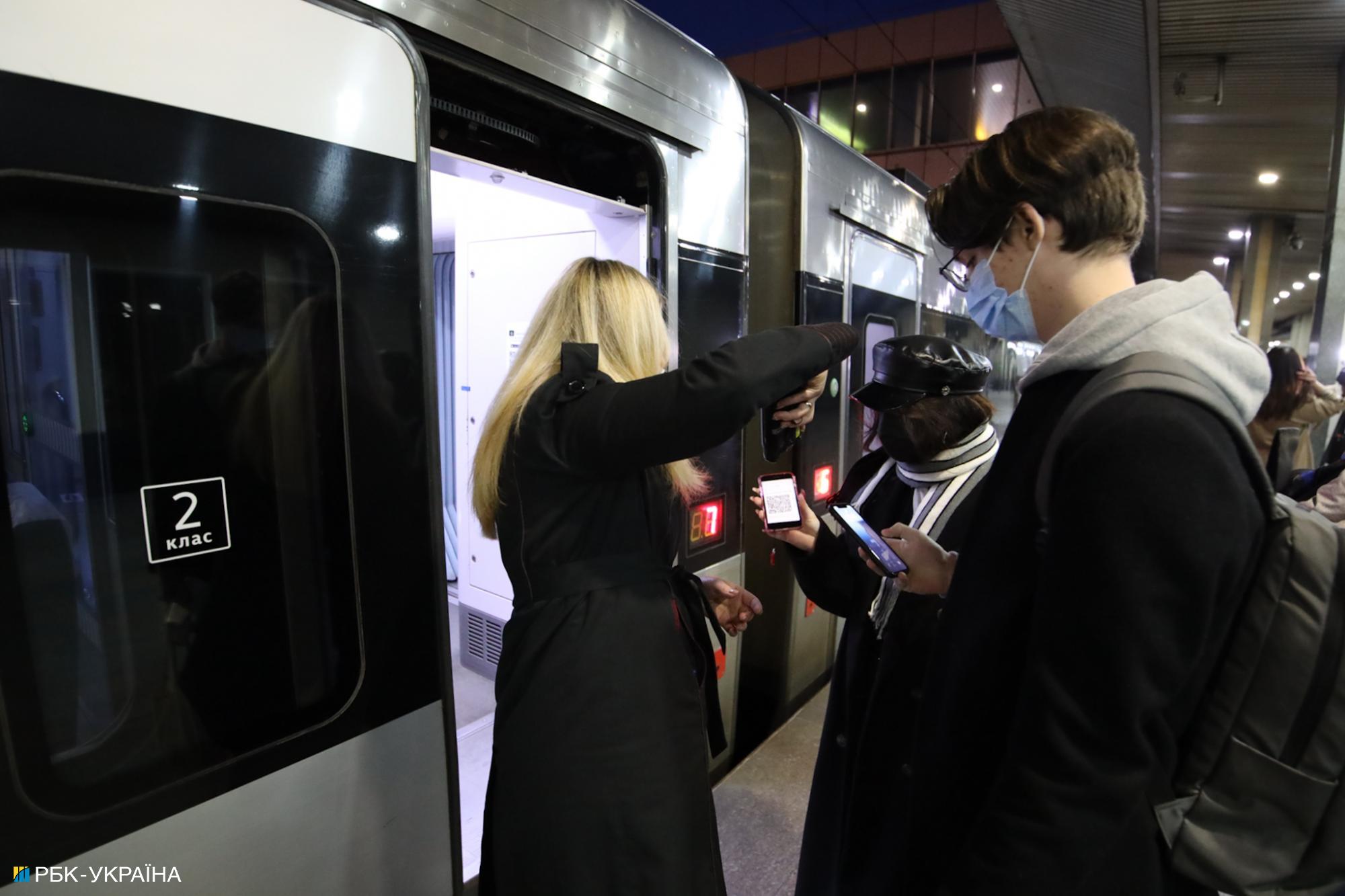 На киевском ж/д вокзале толкучка с самого утра из-за новых правил проезда (фото и видео)