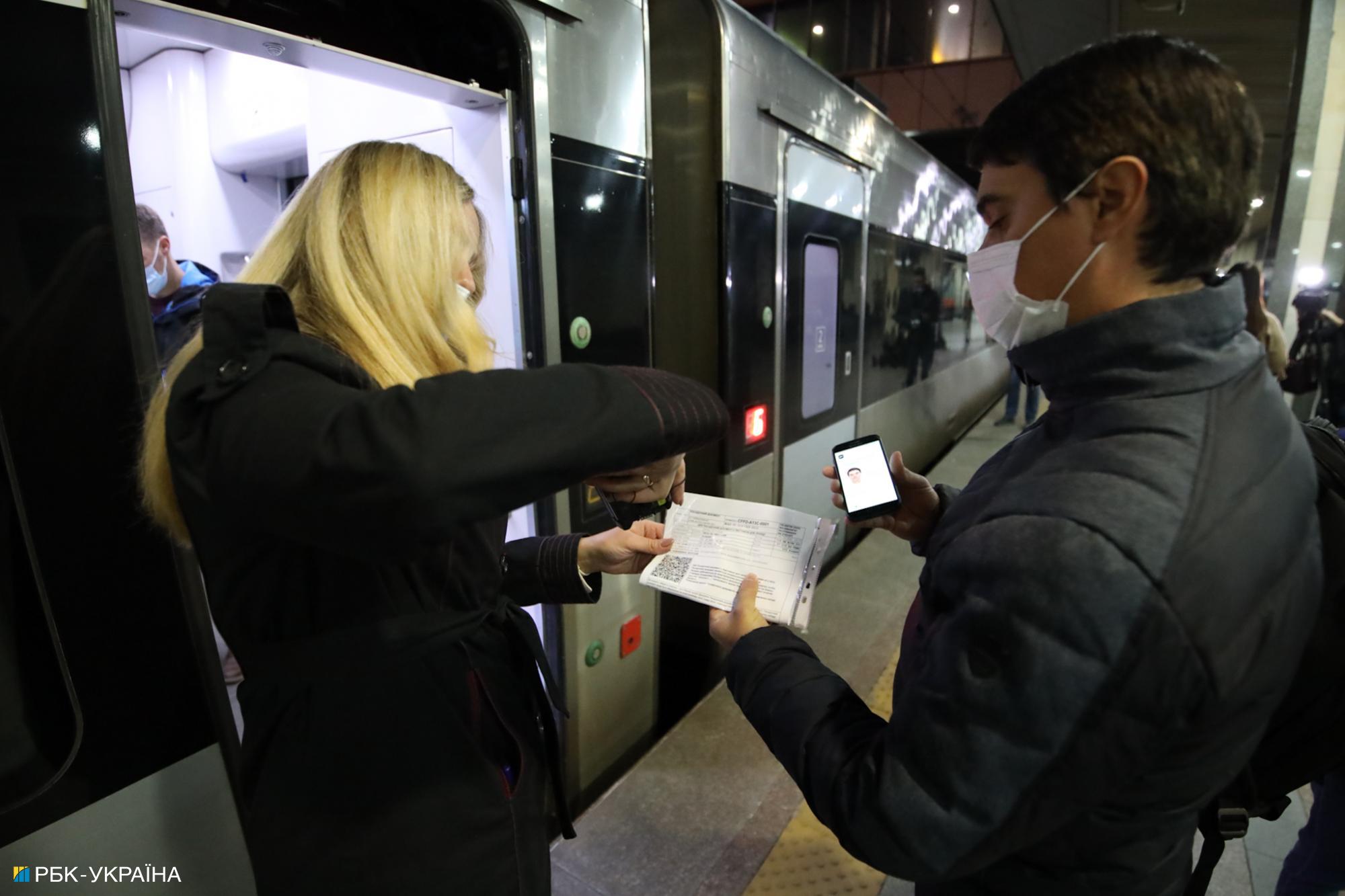 На киевском ж/д вокзале толкучка с самого утра из-за новых правил проезда (фото и видео)