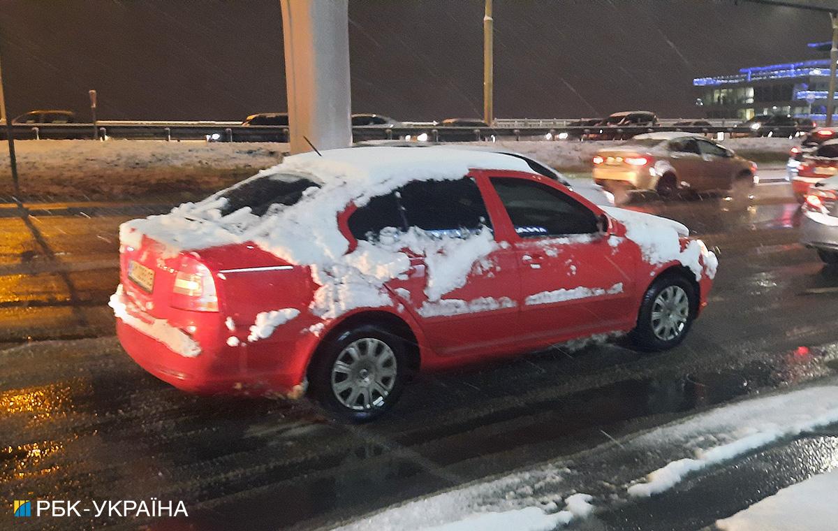 Як безпечно їздити під час снігопаду: п'ять важливих порад водіям
