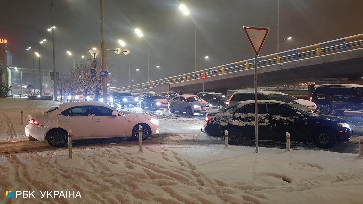 Как безопасно ездить в снегопад: пять важных советов водителям
