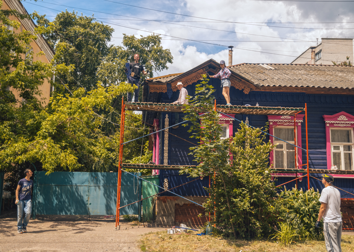 Вперше з початку війни. У Чернігові почали відновлювати самобутню дерев'яну архітектуру
