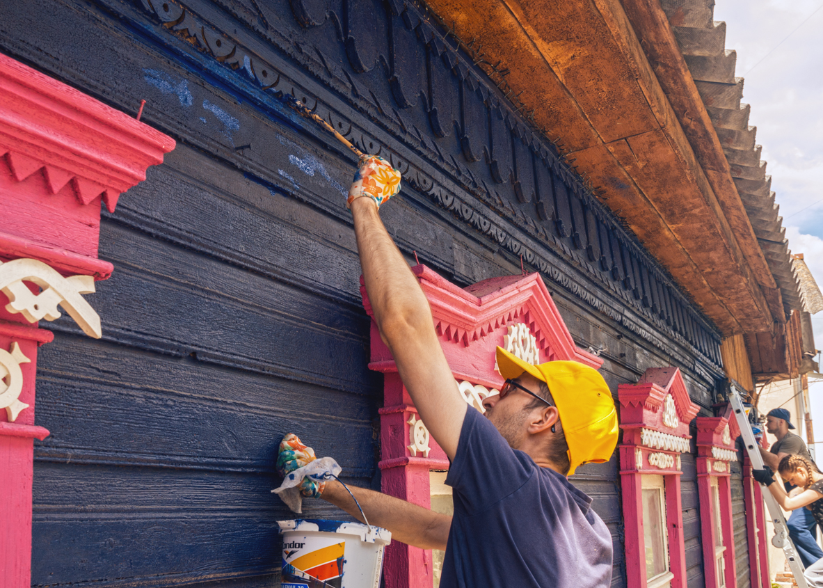 Вперше з початку війни. У Чернігові почали відновлювати самобутню дерев'яну архітектуру