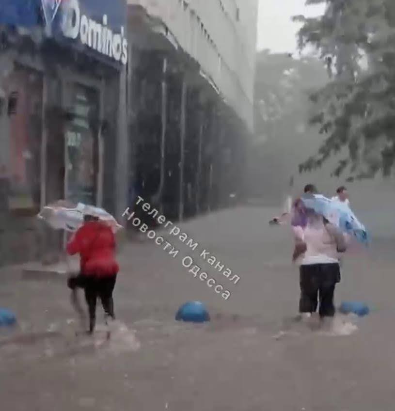 В Одесі - справжній апокаліпсис: місто затопило дощем (відео)