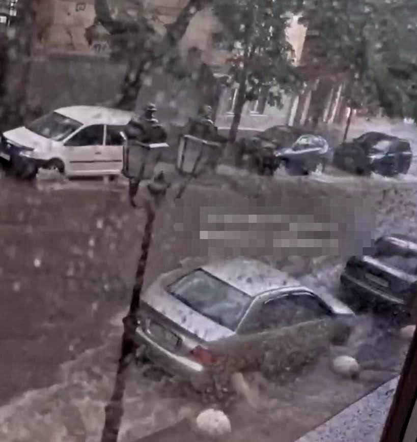 В Одесі - справжній апокаліпсис: місто затопило дощем (відео)