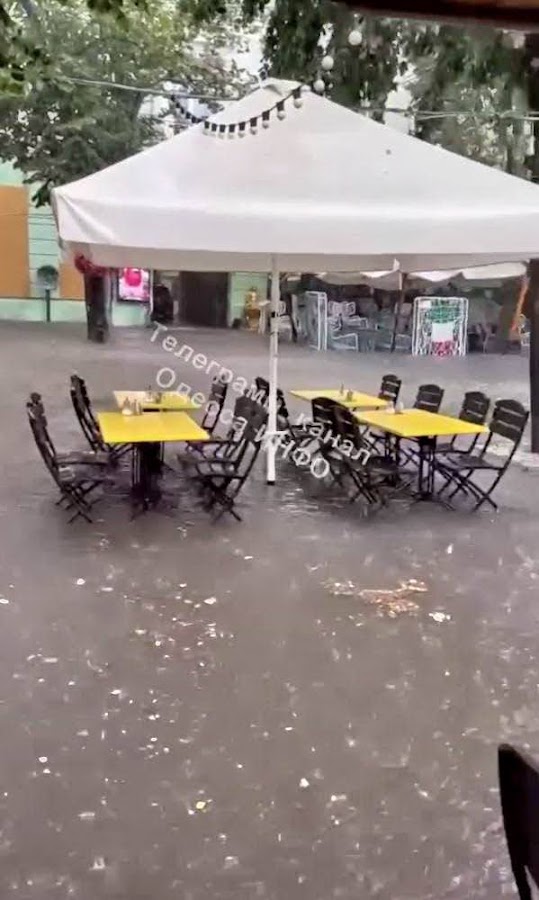 В Одесі - справжній апокаліпсис: місто затопило дощем (відео)