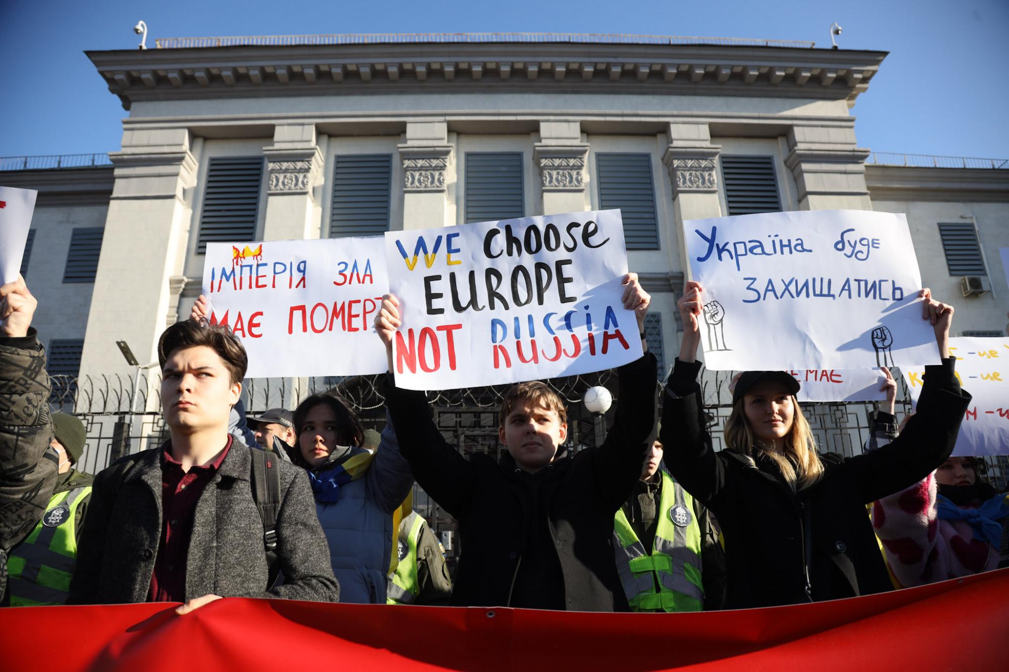 В Киеве под посольством РФ появилось "кладбище оккупантов": фото с акции