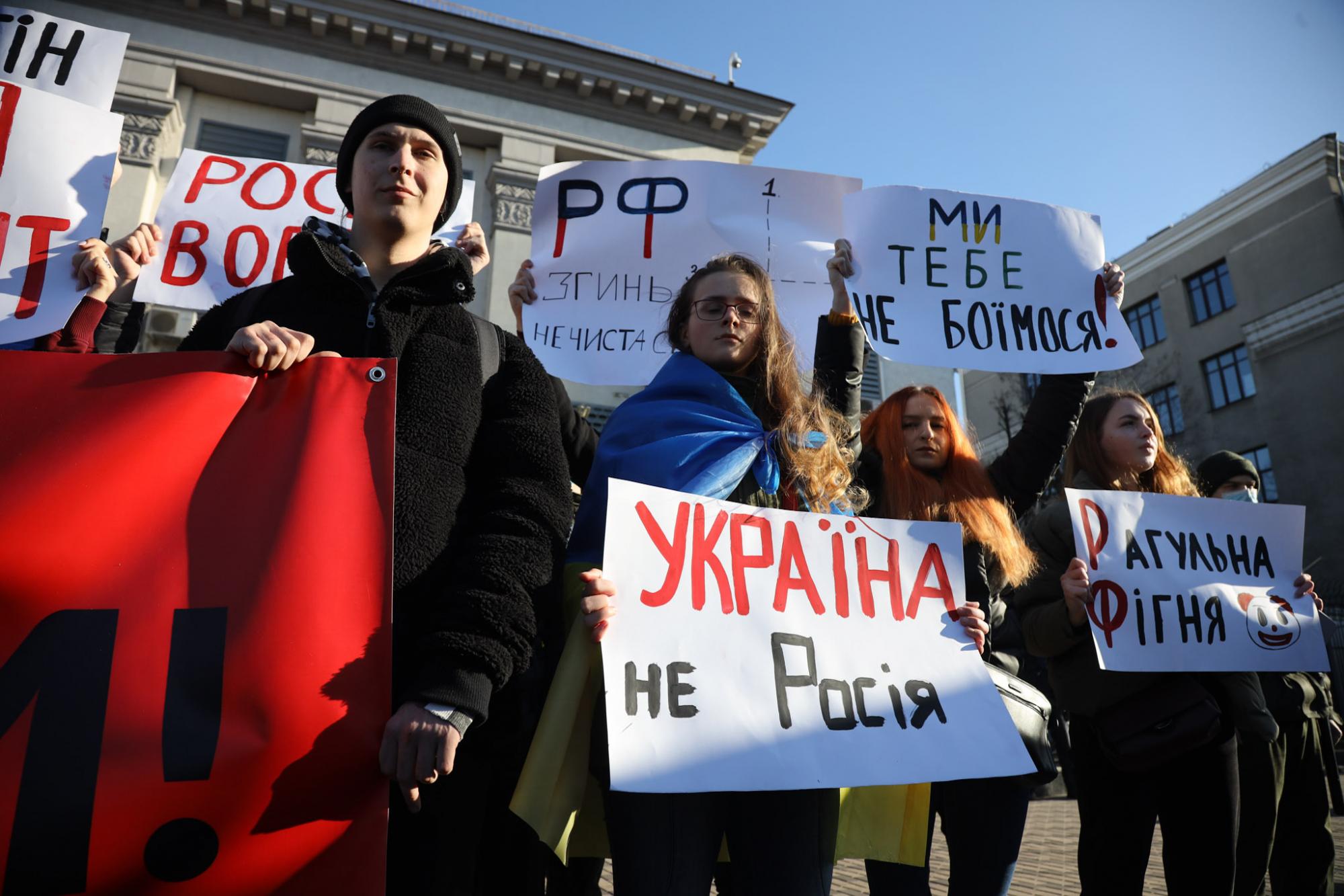 В Киеве под посольством РФ появилось "кладбище оккупантов": фото с акции