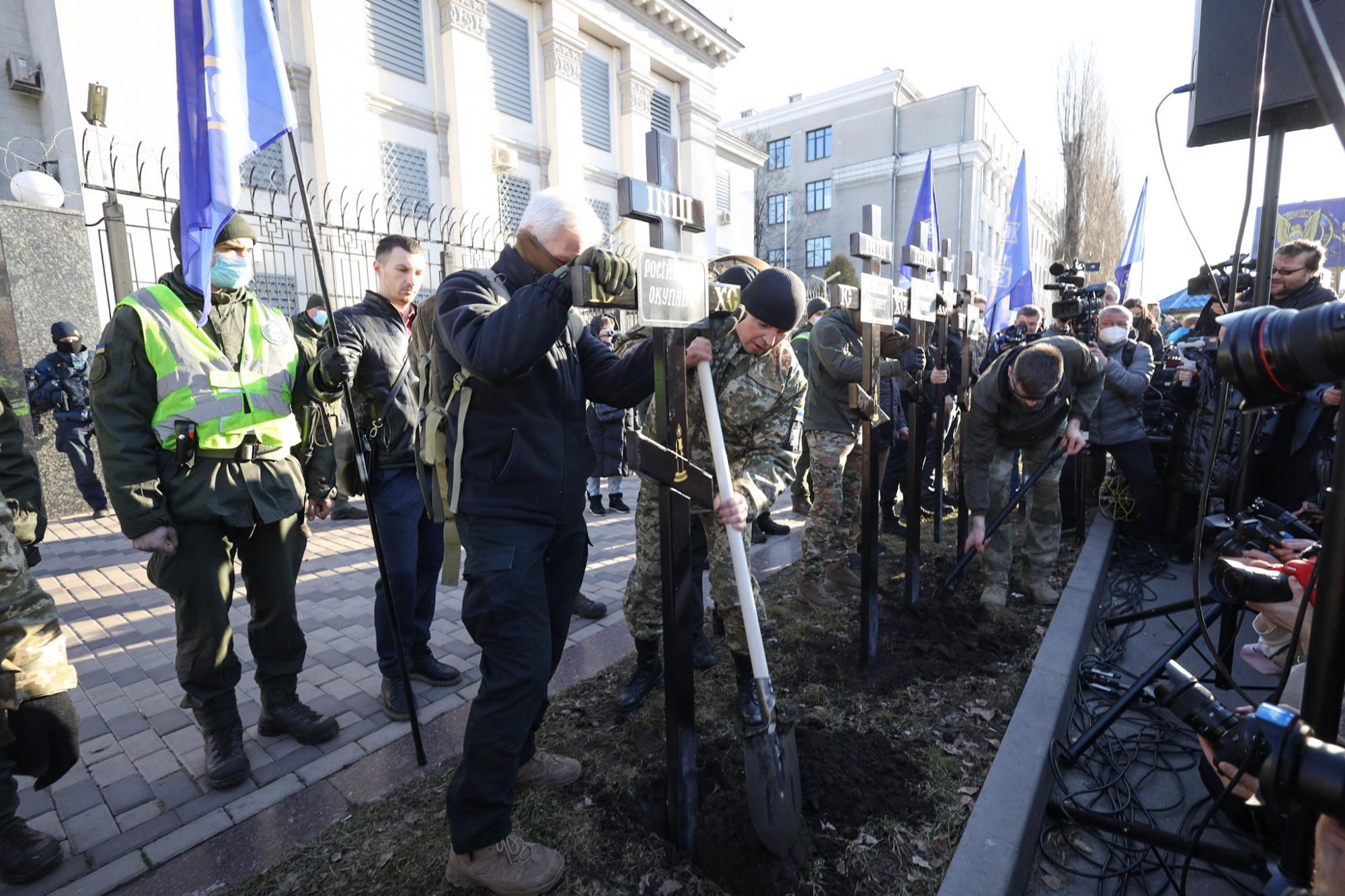 В Киеве под посольством РФ появилось "кладбище оккупантов": фото с акции