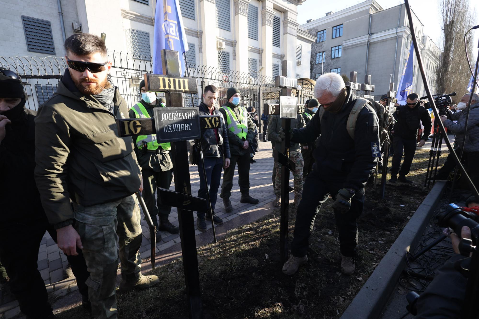 В Киеве под посольством РФ появилось "кладбище оккупантов": фото с акции