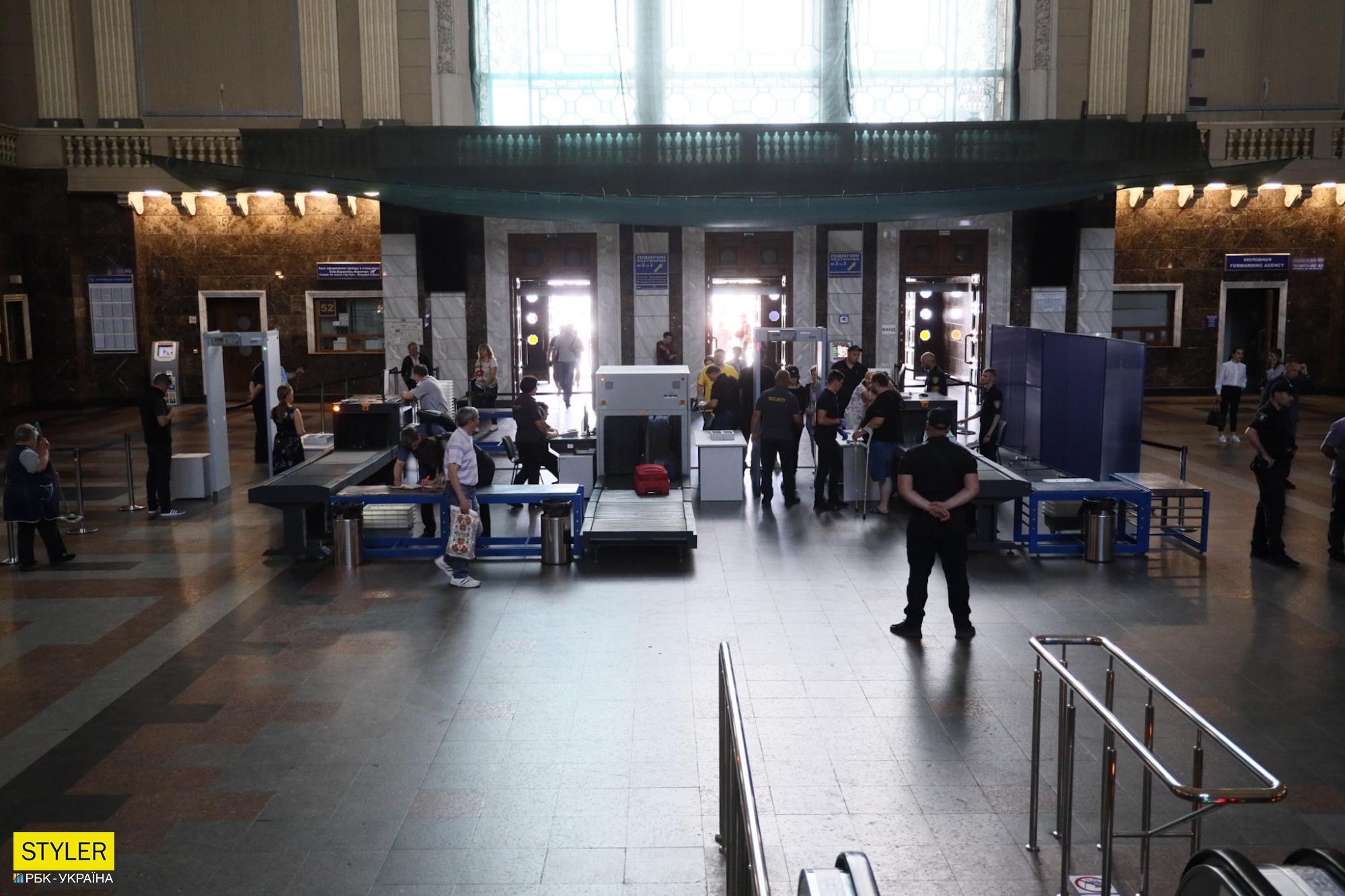 Що відбувається у вестибюлі вокзалу Києва після установки там "рамок, як в аеропорту" (фото)