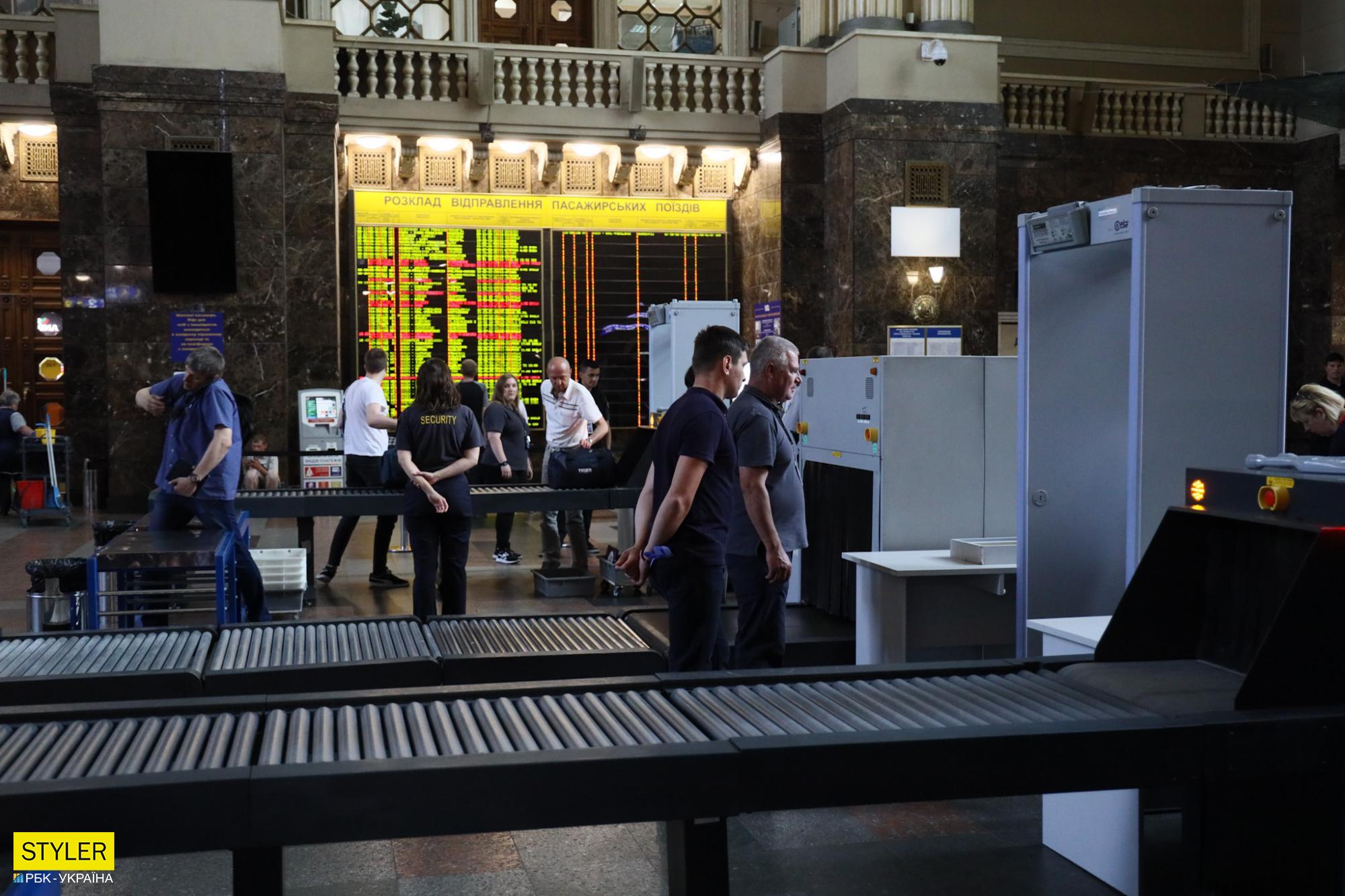 Що відбувається у вестибюлі вокзалу Києва після установки там "рамок, як в аеропорту" (фото)