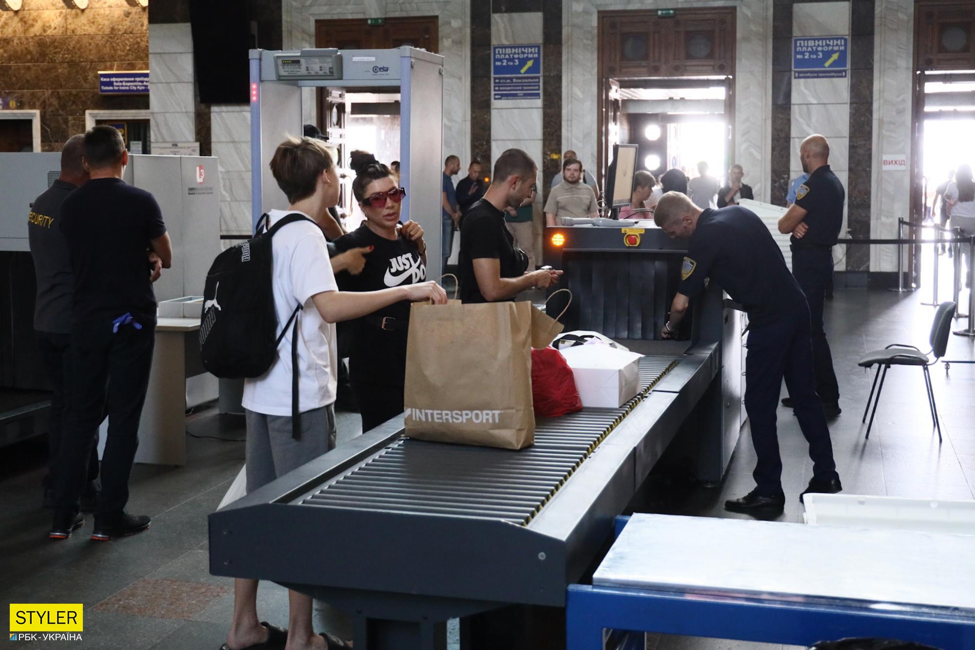 Що відбувається у вестибюлі вокзалу Києва після установки там "рамок, як в аеропорту" (фото)