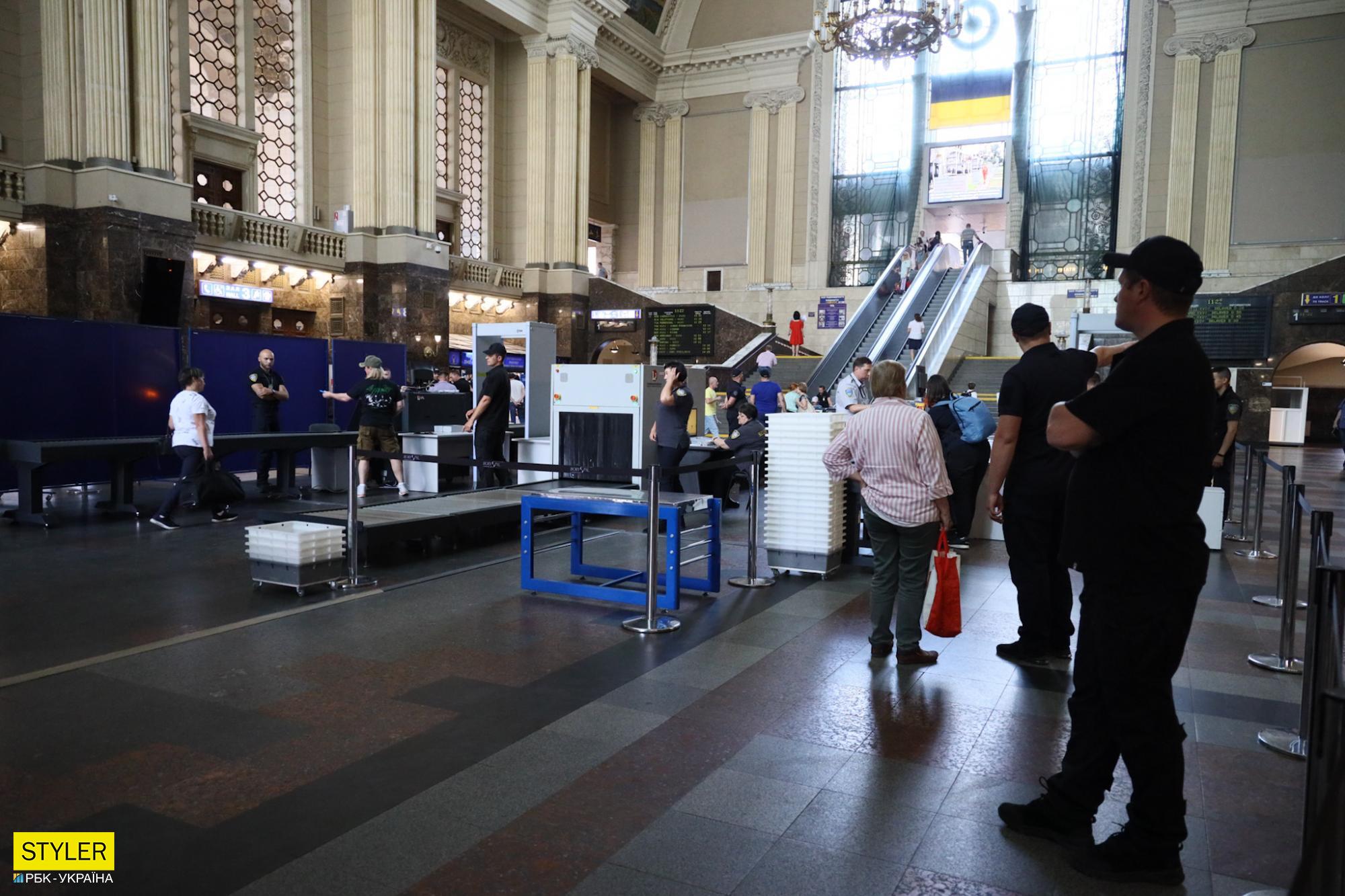 Що відбувається у вестибюлі вокзалу Києва після установки там "рамок, як в аеропорту" (фото)