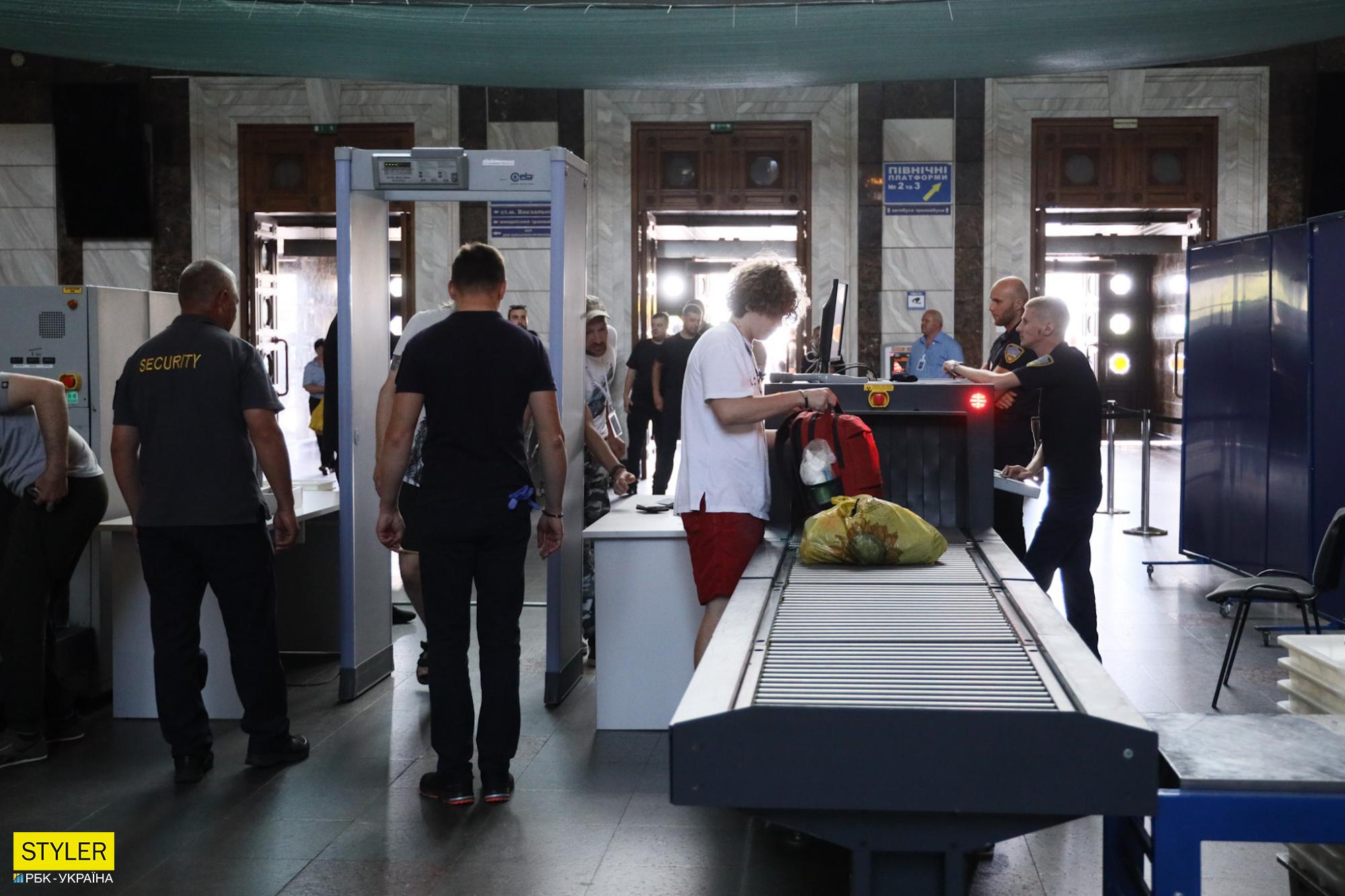 Що відбувається у вестибюлі вокзалу Києва після установки там "рамок, як в аеропорту" (фото)