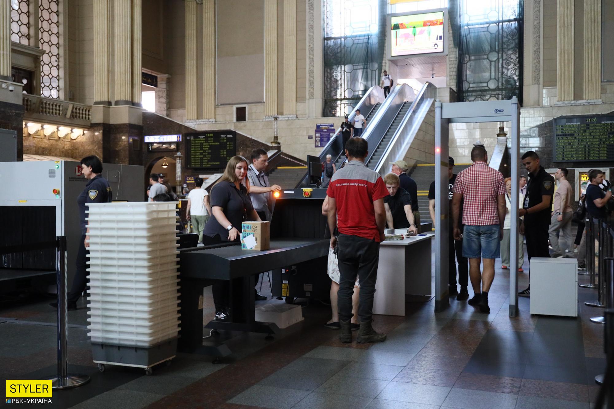 Що відбувається у вестибюлі вокзалу Києва після установки там "рамок, як в аеропорту" (фото)