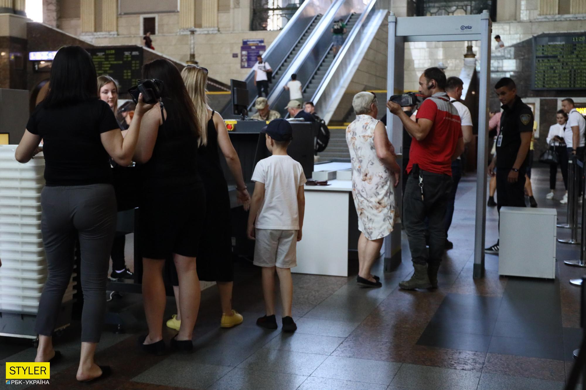 Що відбувається у вестибюлі вокзалу Києва після установки там "рамок, як в аеропорту" (фото)