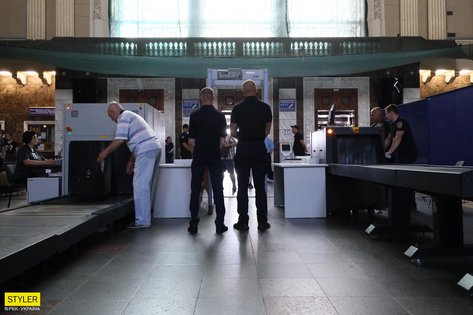 Що відбувається у вестибюлі вокзалу Києва після установки там "рамок, як в аеропорту" (фото)