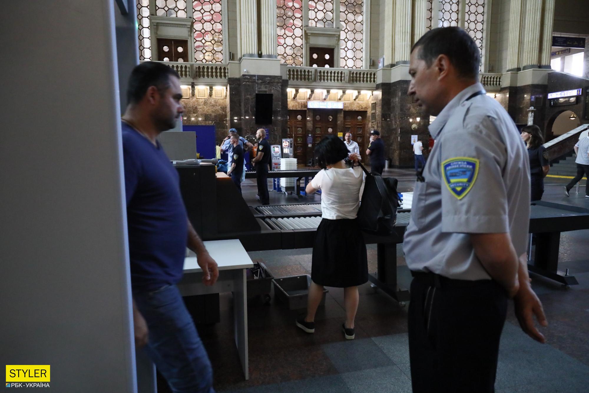 Що відбувається у вестибюлі вокзалу Києва після установки там "рамок, як в аеропорту" (фото)