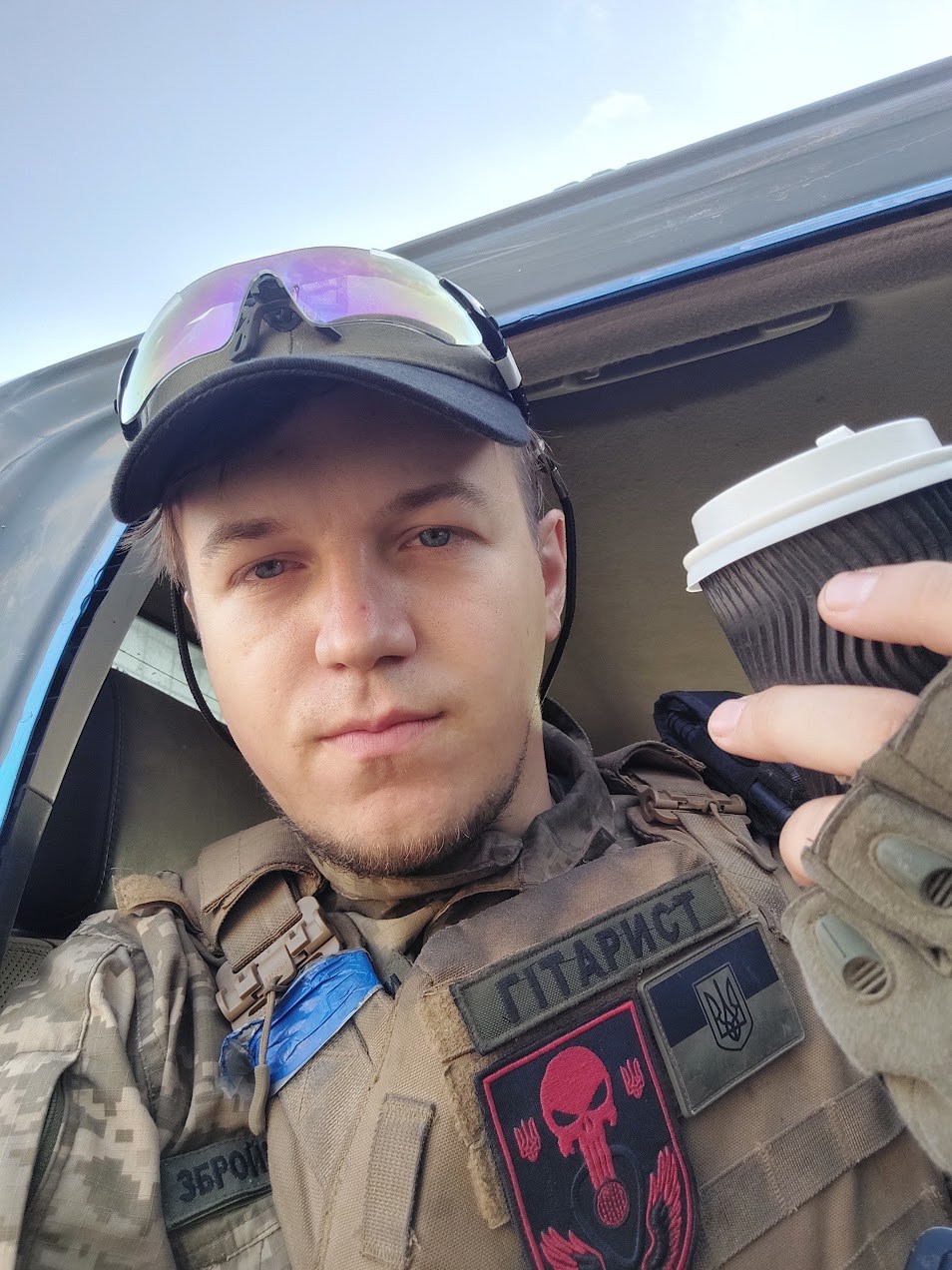 "Я тут, щоб ви могли спати спокійно". Воїн ЗСУ показав проникливе відео на пісню, яку він записав прямо на передовій