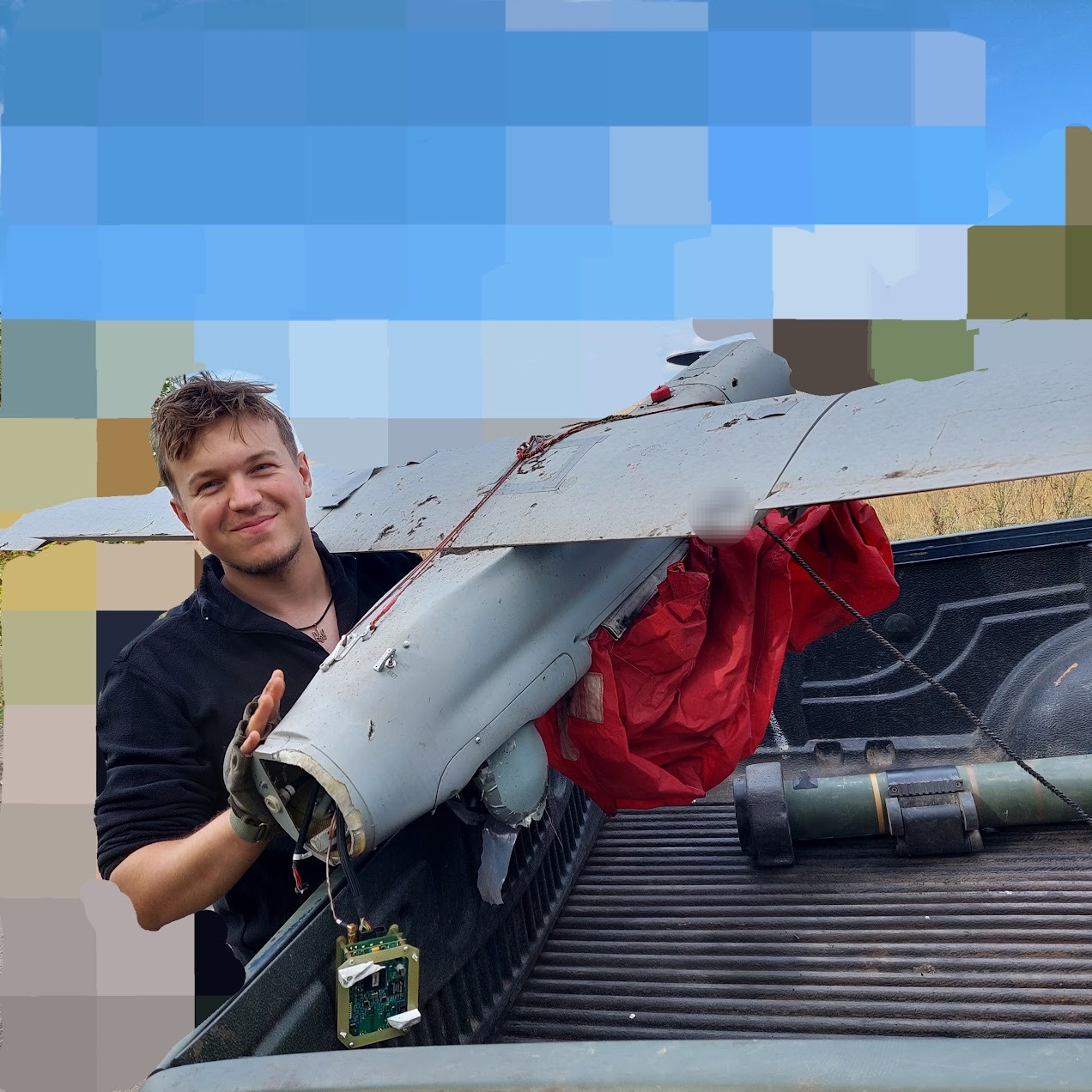 "Я тут, щоб ви могли спати спокійно". Воїн ЗСУ показав проникливе відео на пісню, яку він записав прямо на передовій