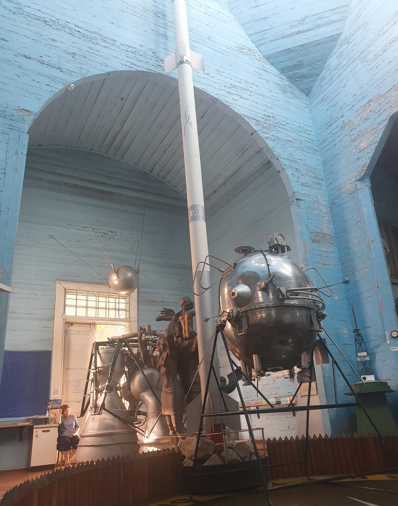 Замість ікон - Гагарін: як виглядає церква під Києвом, яку “совіти” перетворили на культ космосу