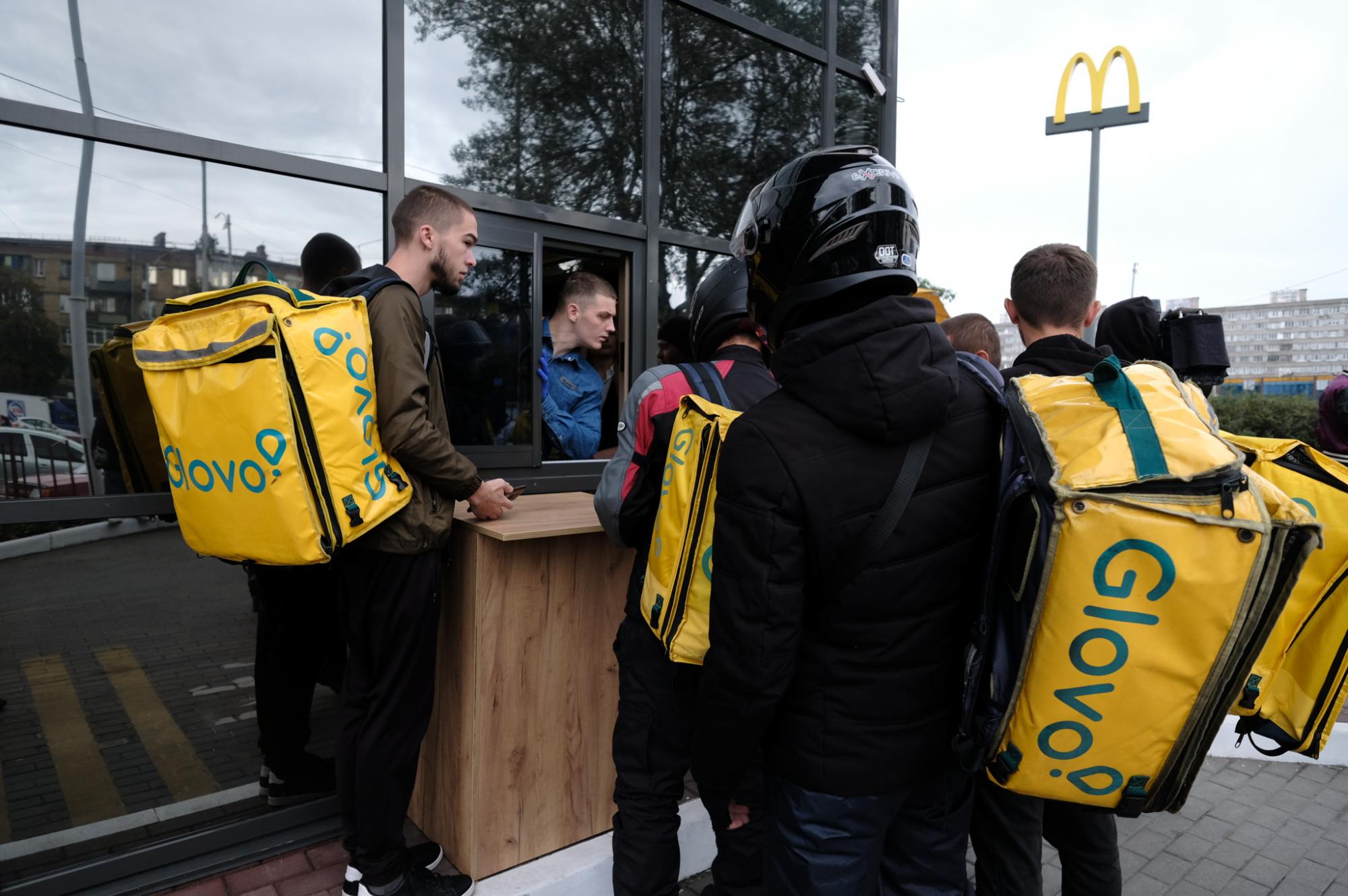МакДональдс відкрився: величезні черги, збої в Glovo, а кур'єри вже закінчились