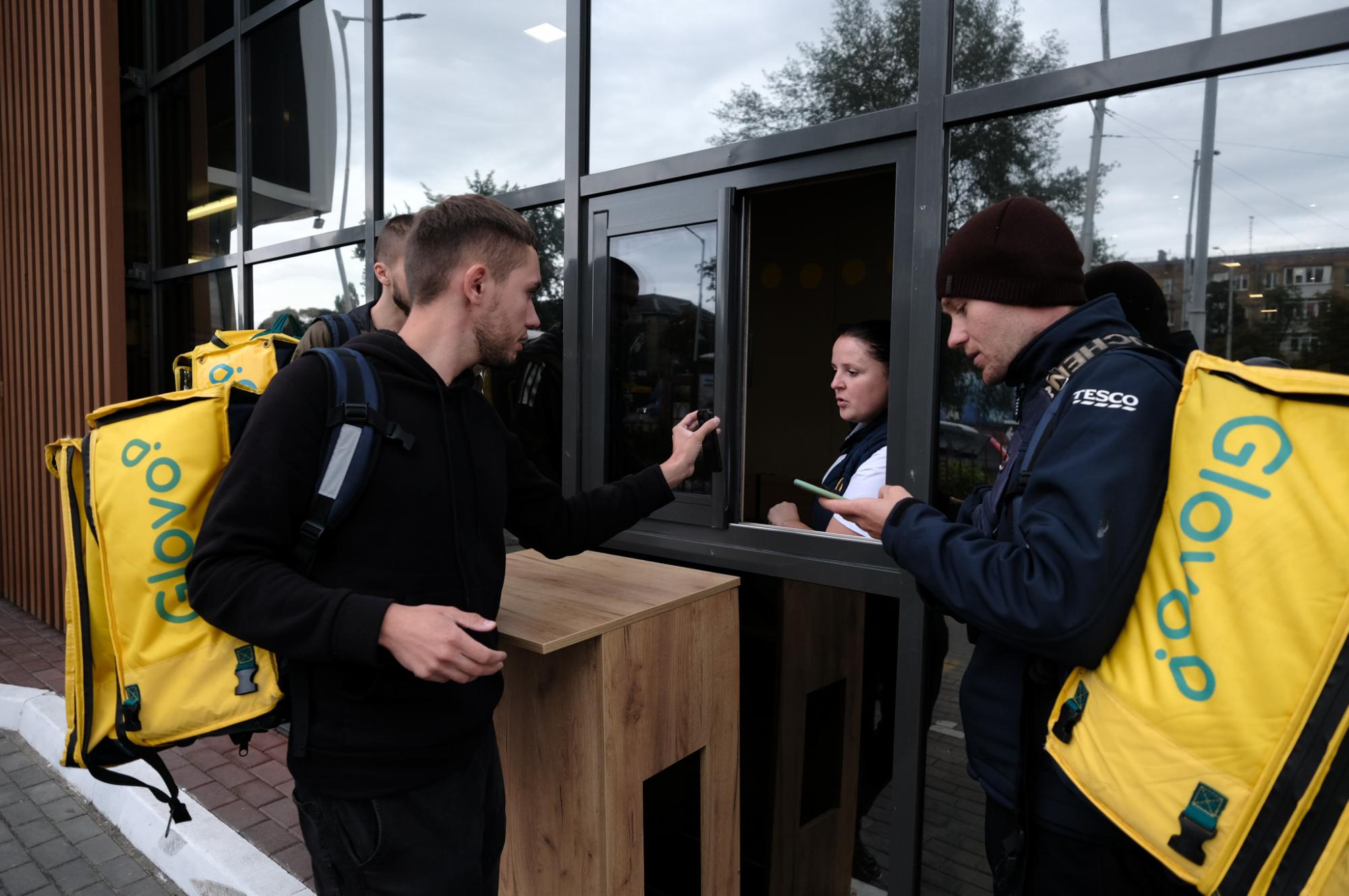 МакДональдс відкрився: величезні черги, збої в Glovo, а кур'єри вже закінчились