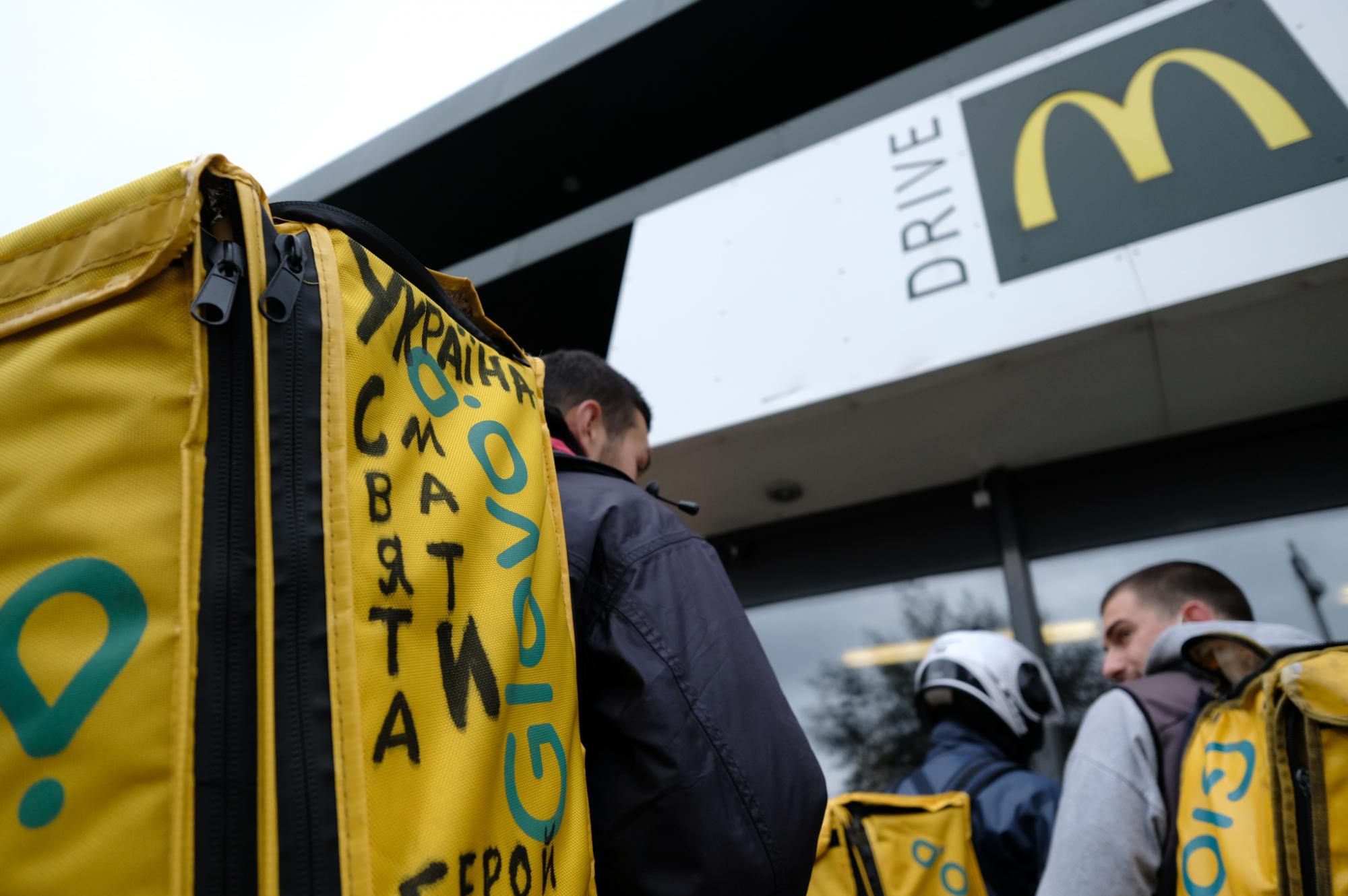 МакДональдс відкрився: величезні черги, збої в Glovo, а кур'єри вже закінчились
