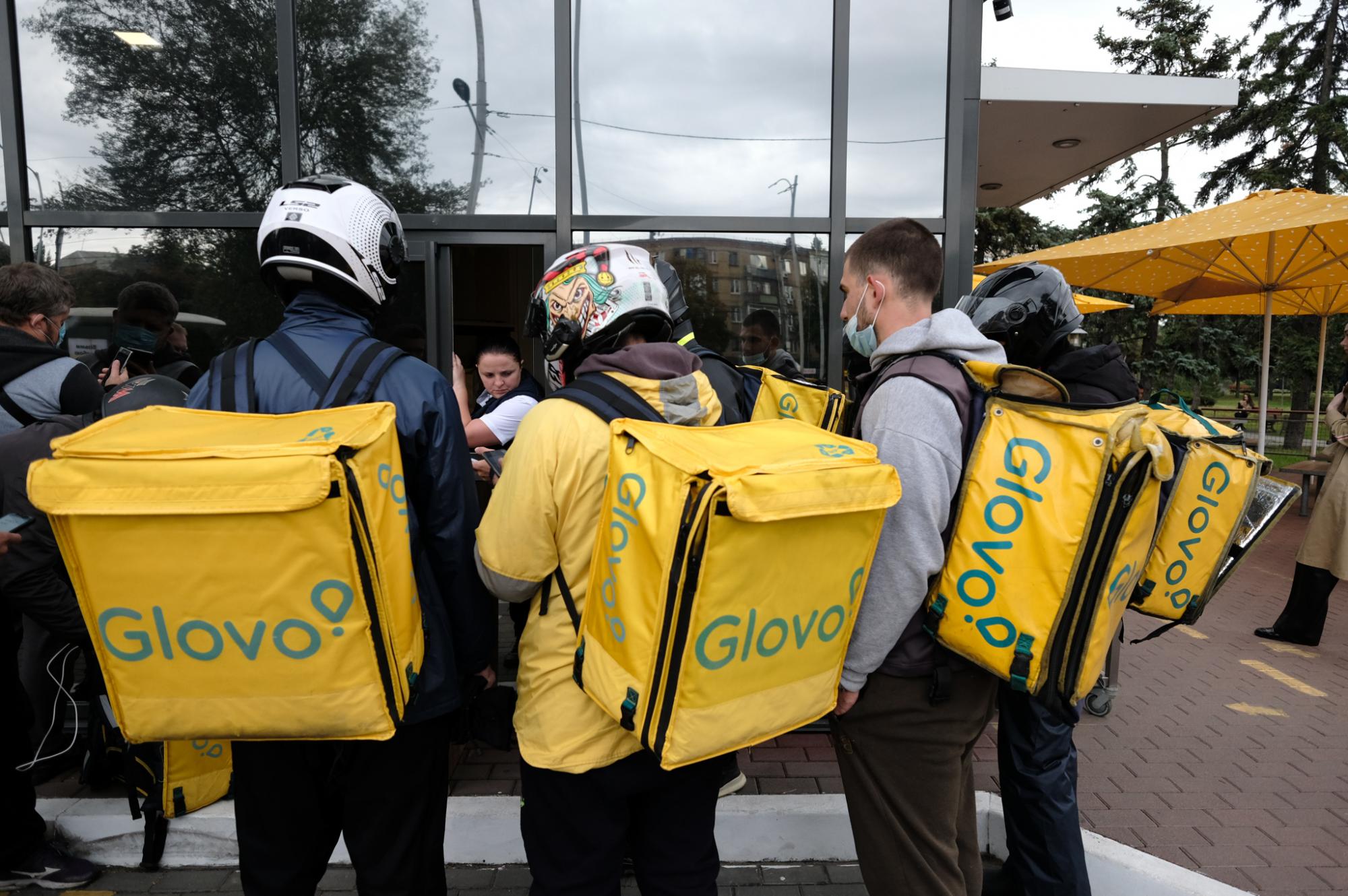 МакДональдс відкрився: величезні черги, збої в Glovo, а кур'єри вже закінчились