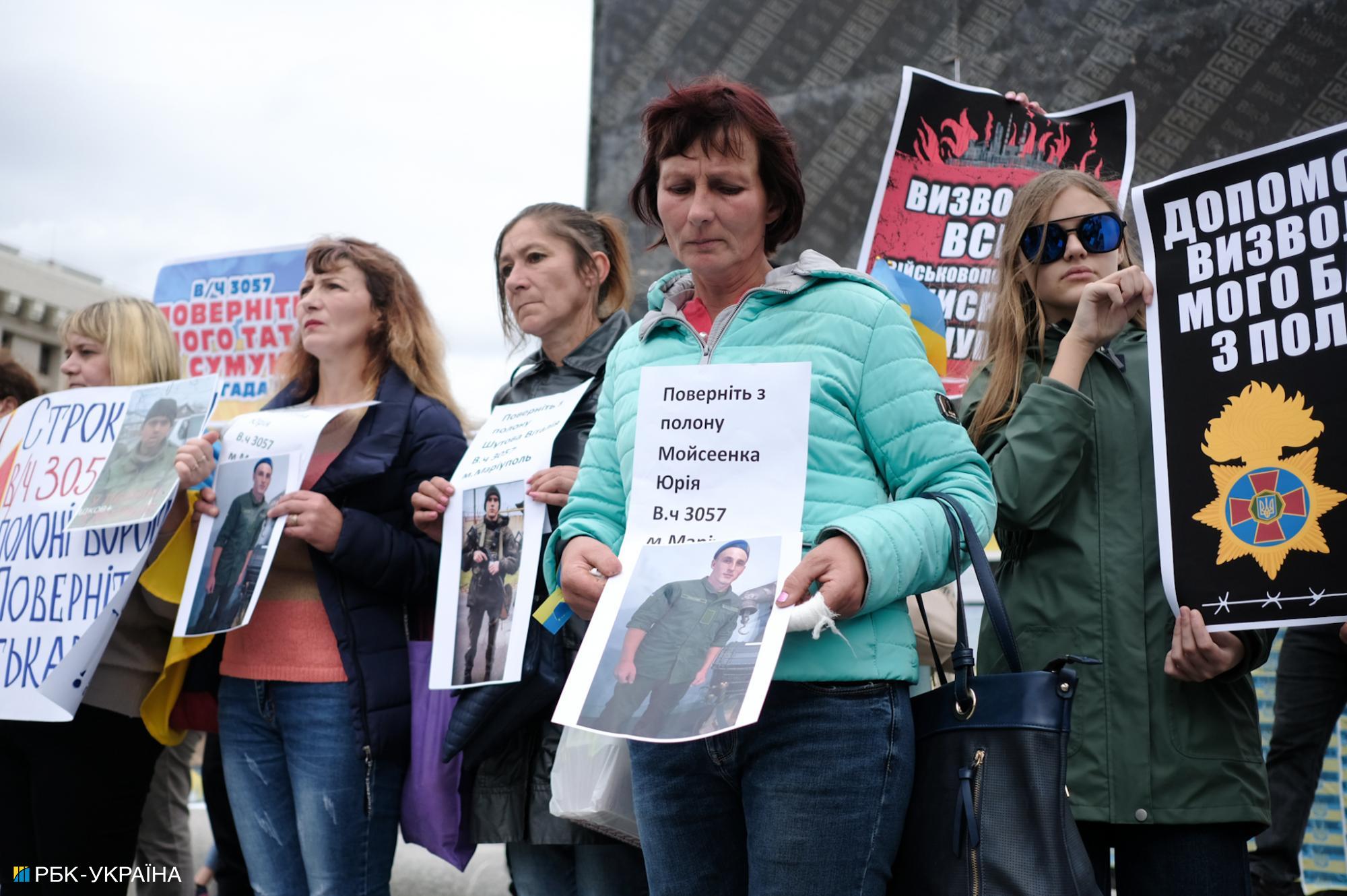 "Всіх на всіх". У Києві пройшла акція із закликом звільнити полонених (фото)