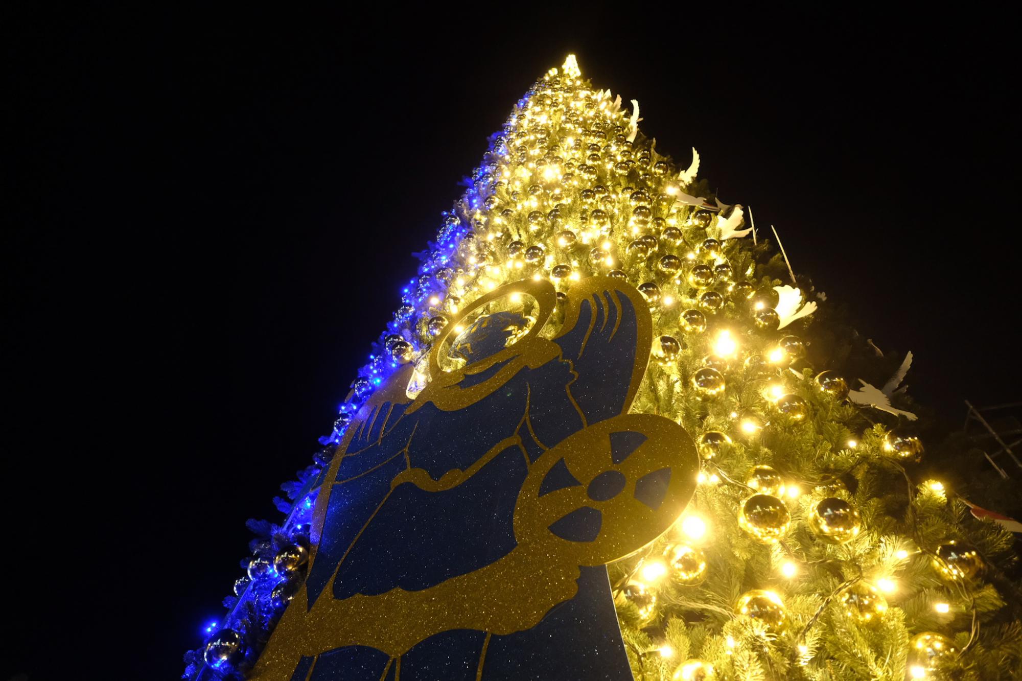 У Києві засвітили головну ялинку України: неймовірні фото