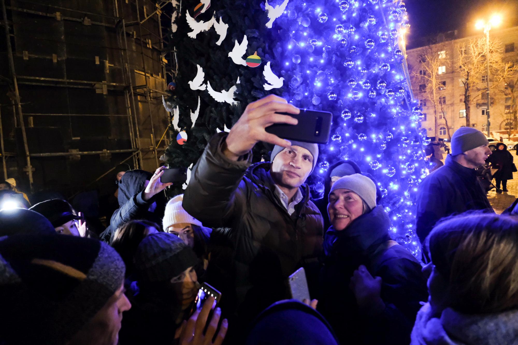 У Києві засвітили головну ялинку України: неймовірні фото