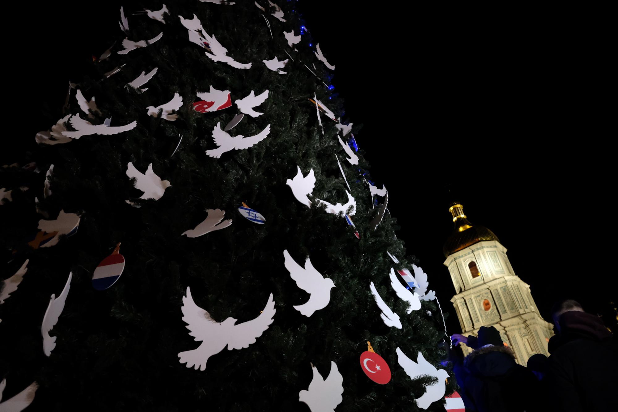 У Києві засвітили головну ялинку України: неймовірні фото