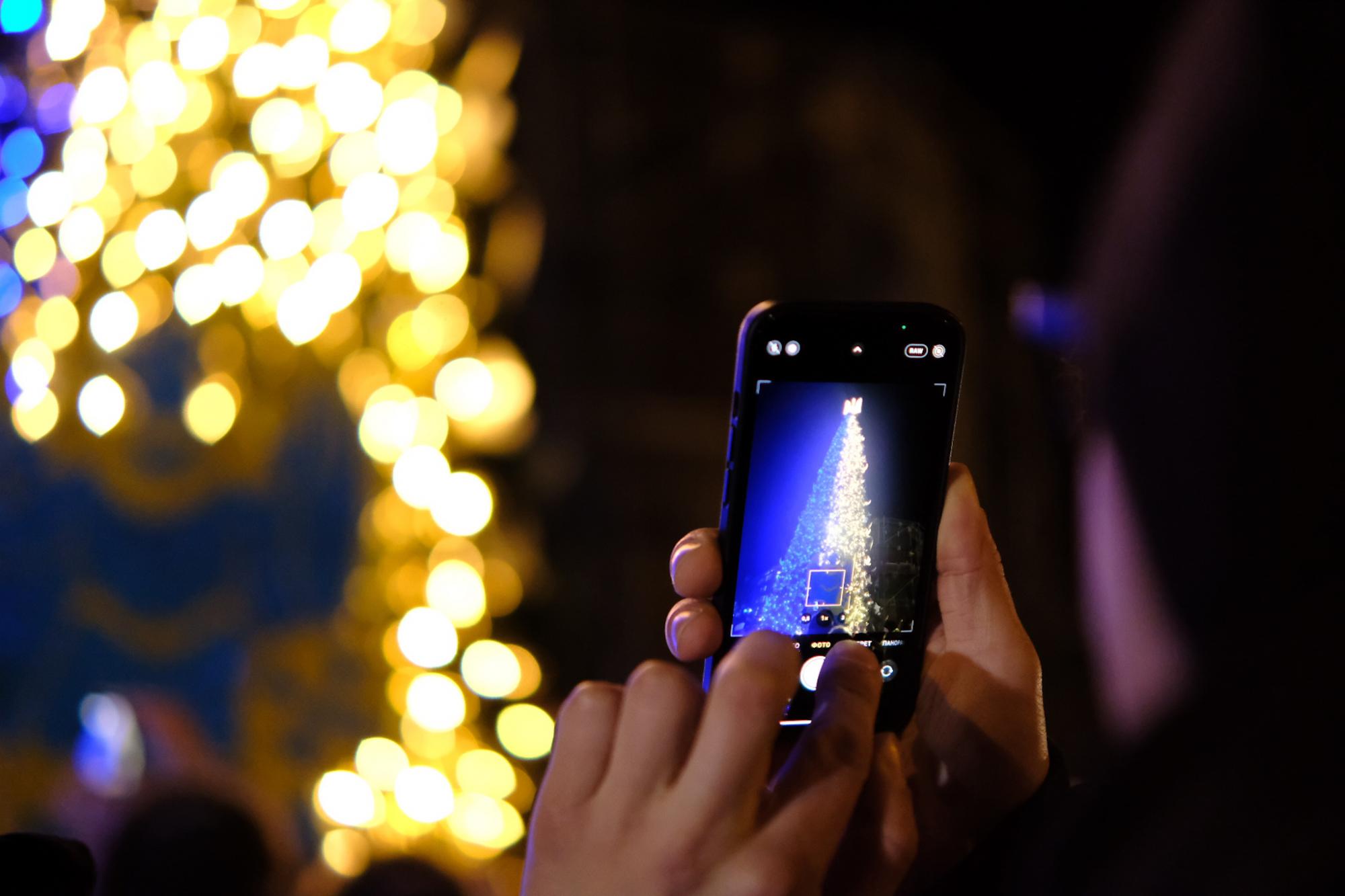 У Києві засвітили головну ялинку України: неймовірні фото