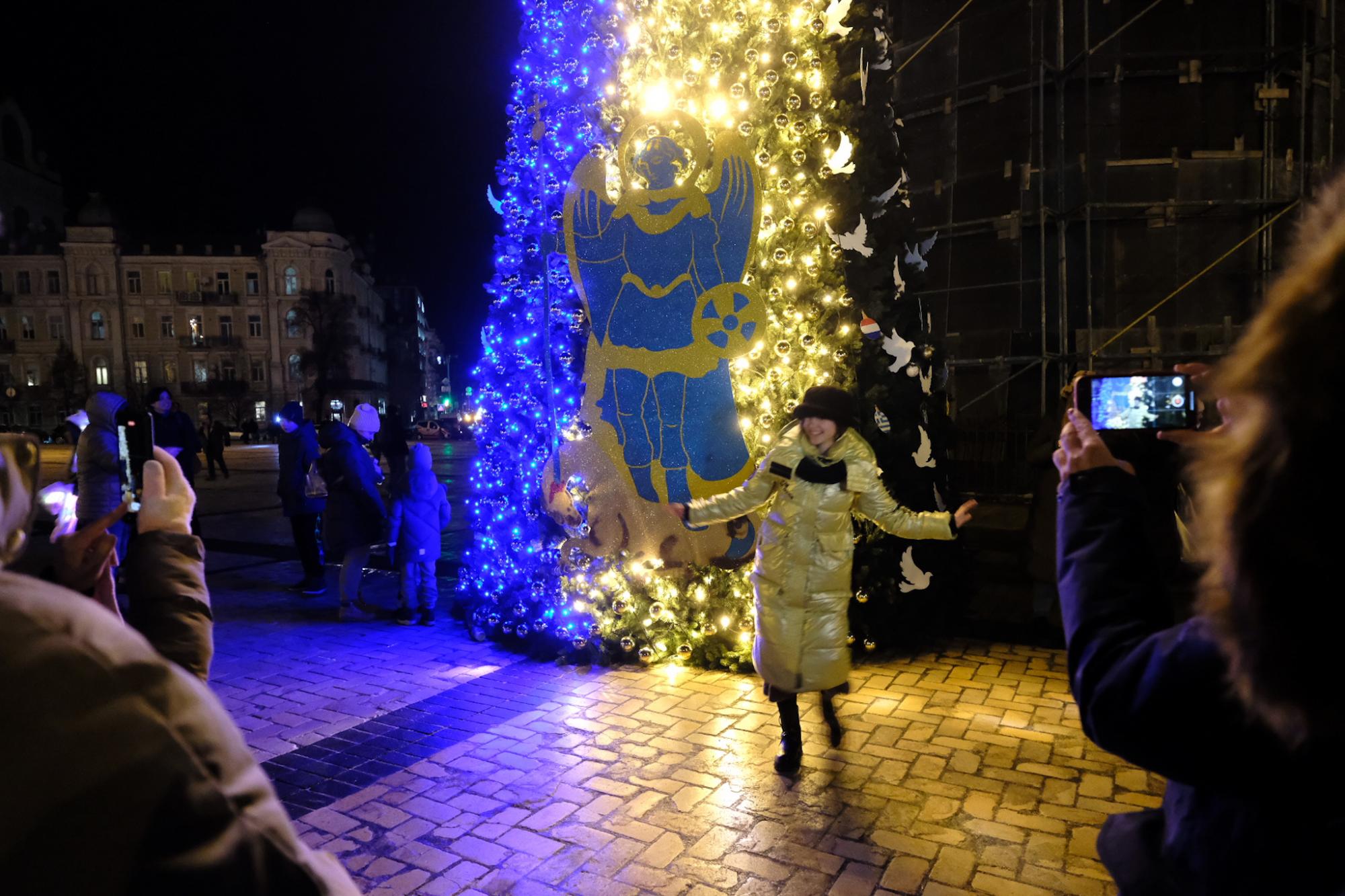 У Києві засвітили головну ялинку України: неймовірні фото