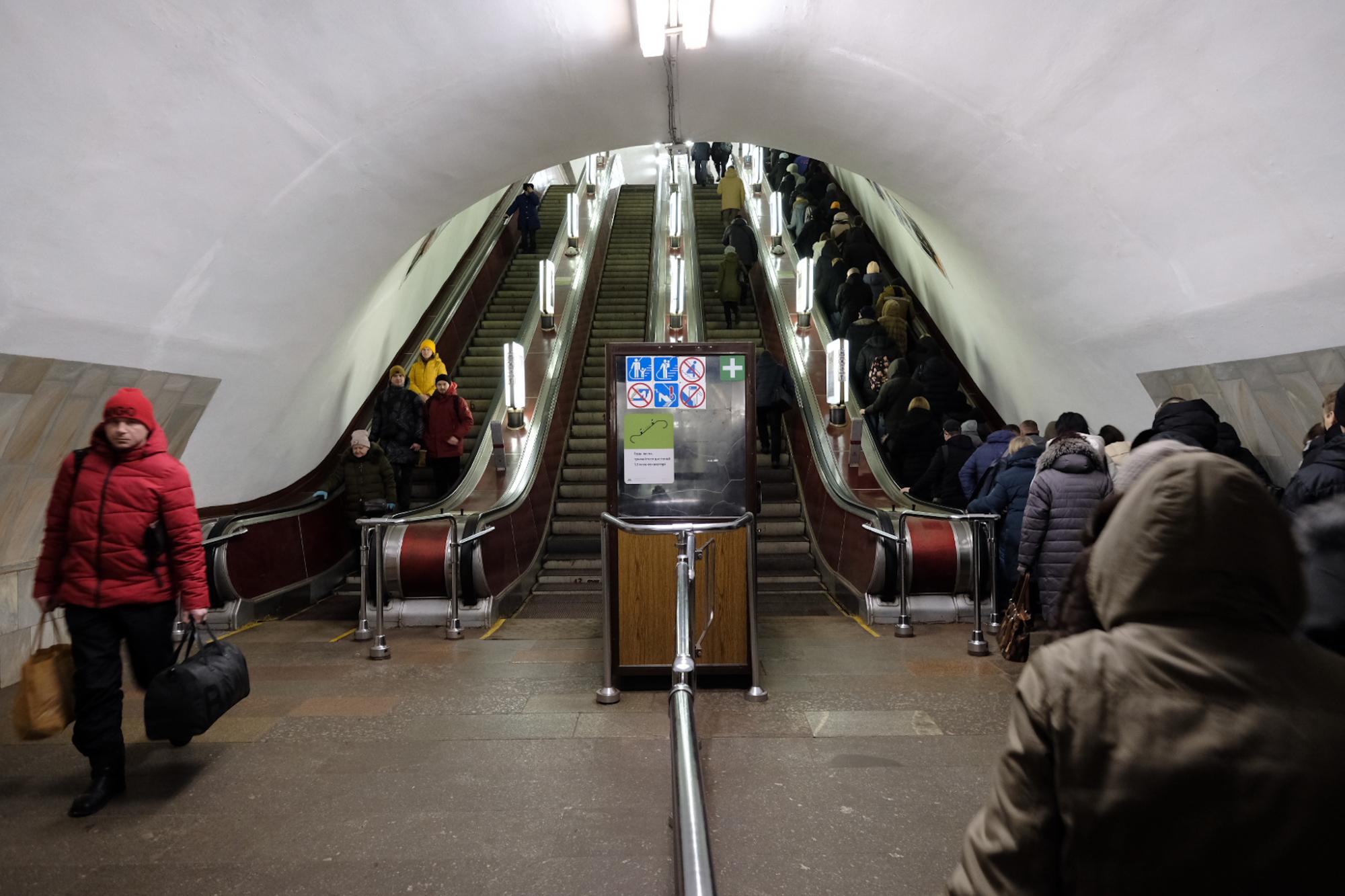 Перші фото зі станцій метро "Хрещатик" і "Майдан Незалежності", які знову працюють