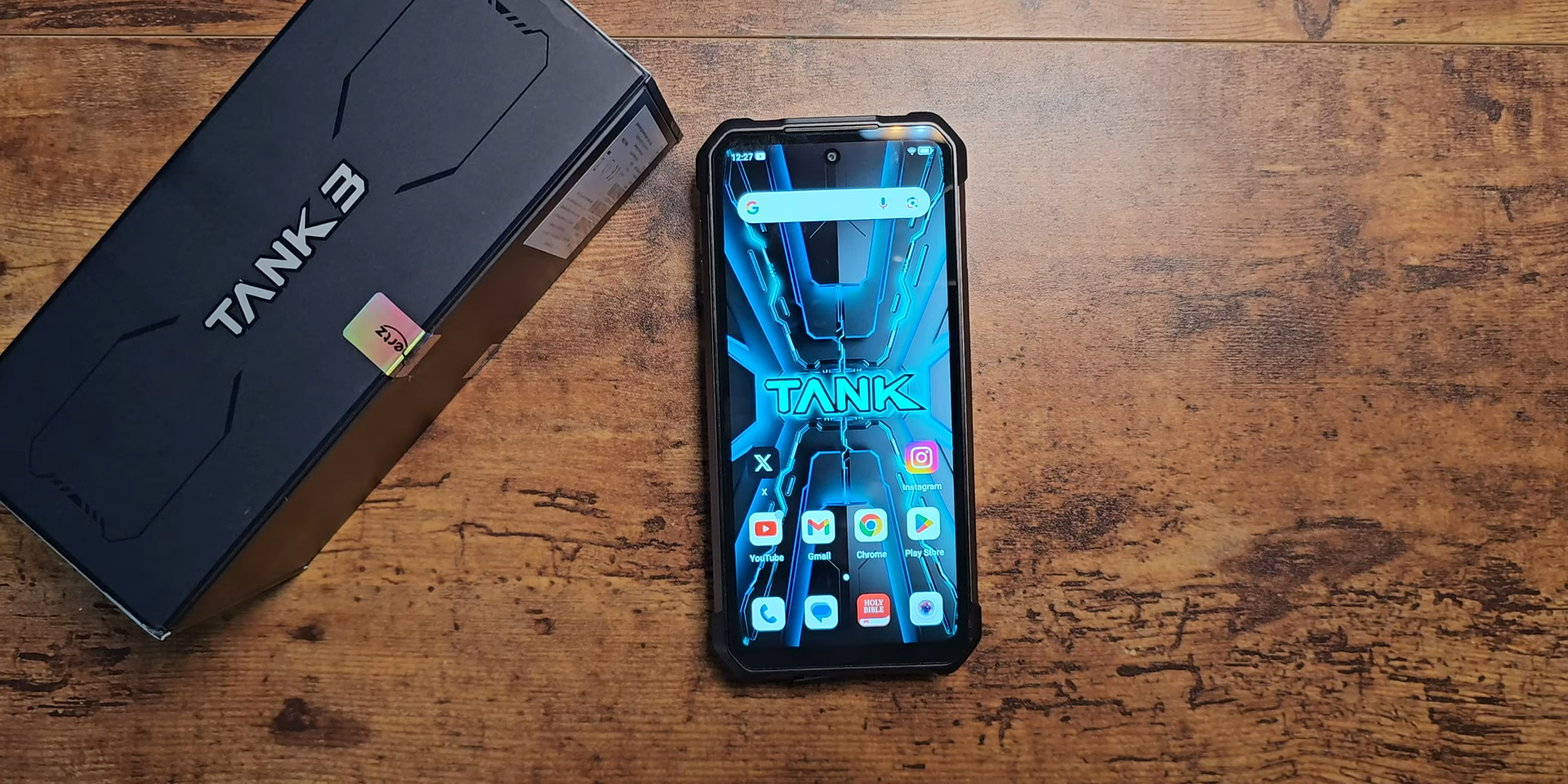 Вийшов смартфон-танк з камерою 200 Мп і батареєю, яка "тримає" більше двох місяців (фото)