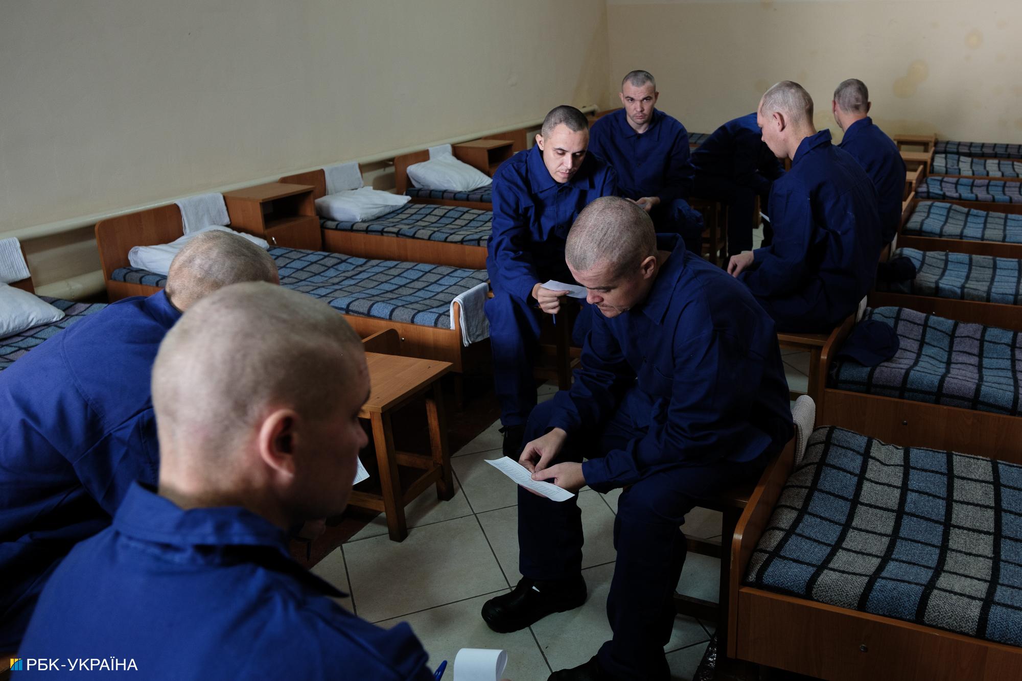 Барбершоп, церква та магазин. Як Україна утримує полонених росіян і що вони говорять про війну