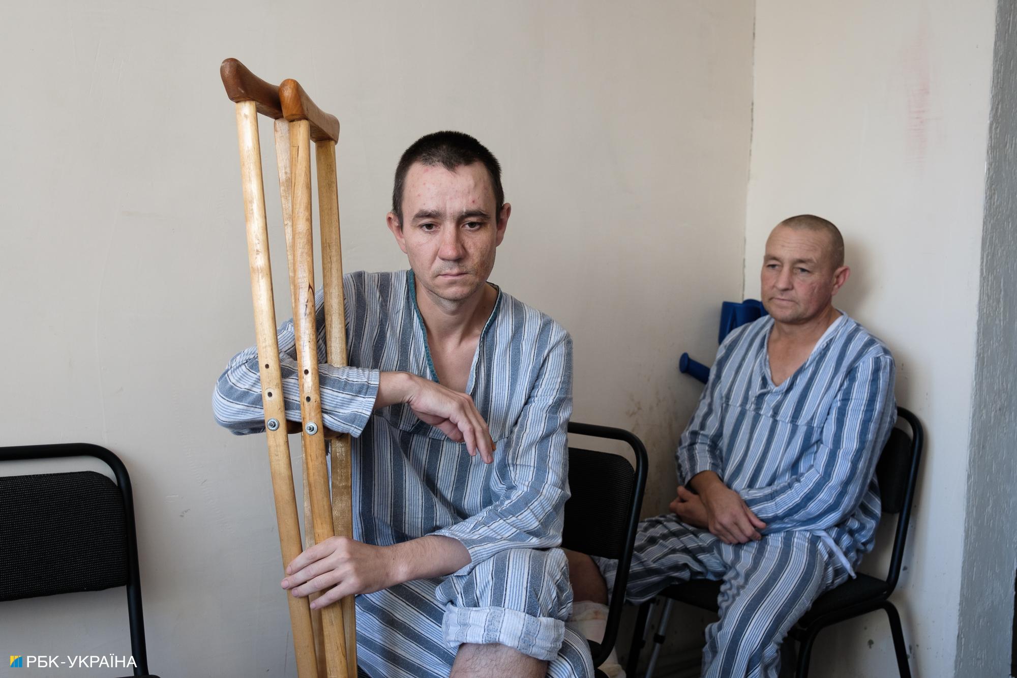 Барбершоп, церква та магазин. Як Україна утримує полонених росіян і що вони говорять про війну