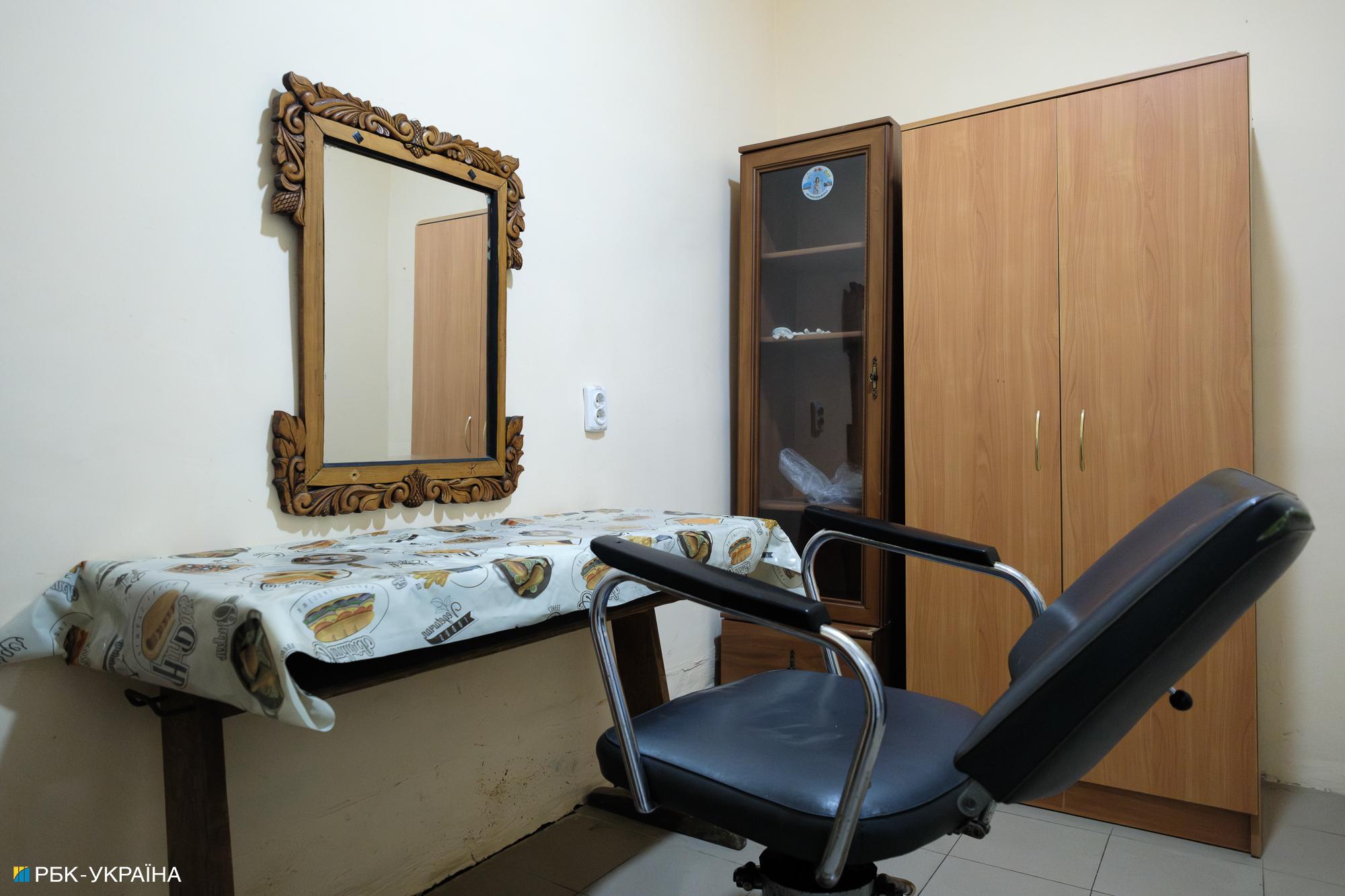 Барбершоп, церква та магазин. Як Україна утримує полонених росіян і що вони говорять про війну