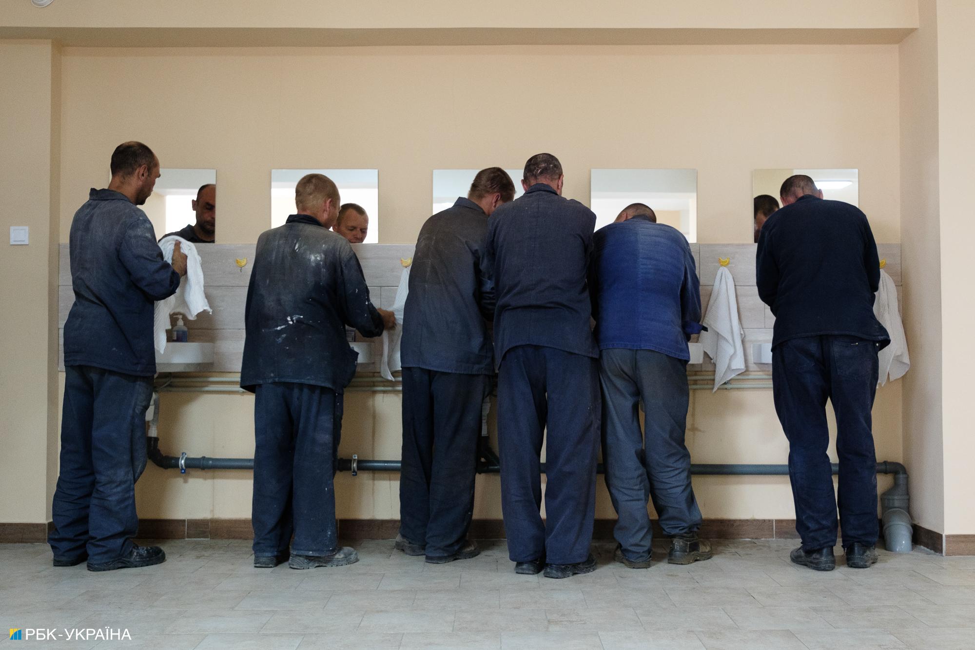 Барбершоп, церква та магазин. Як Україна утримує полонених росіян і що вони говорять про війну