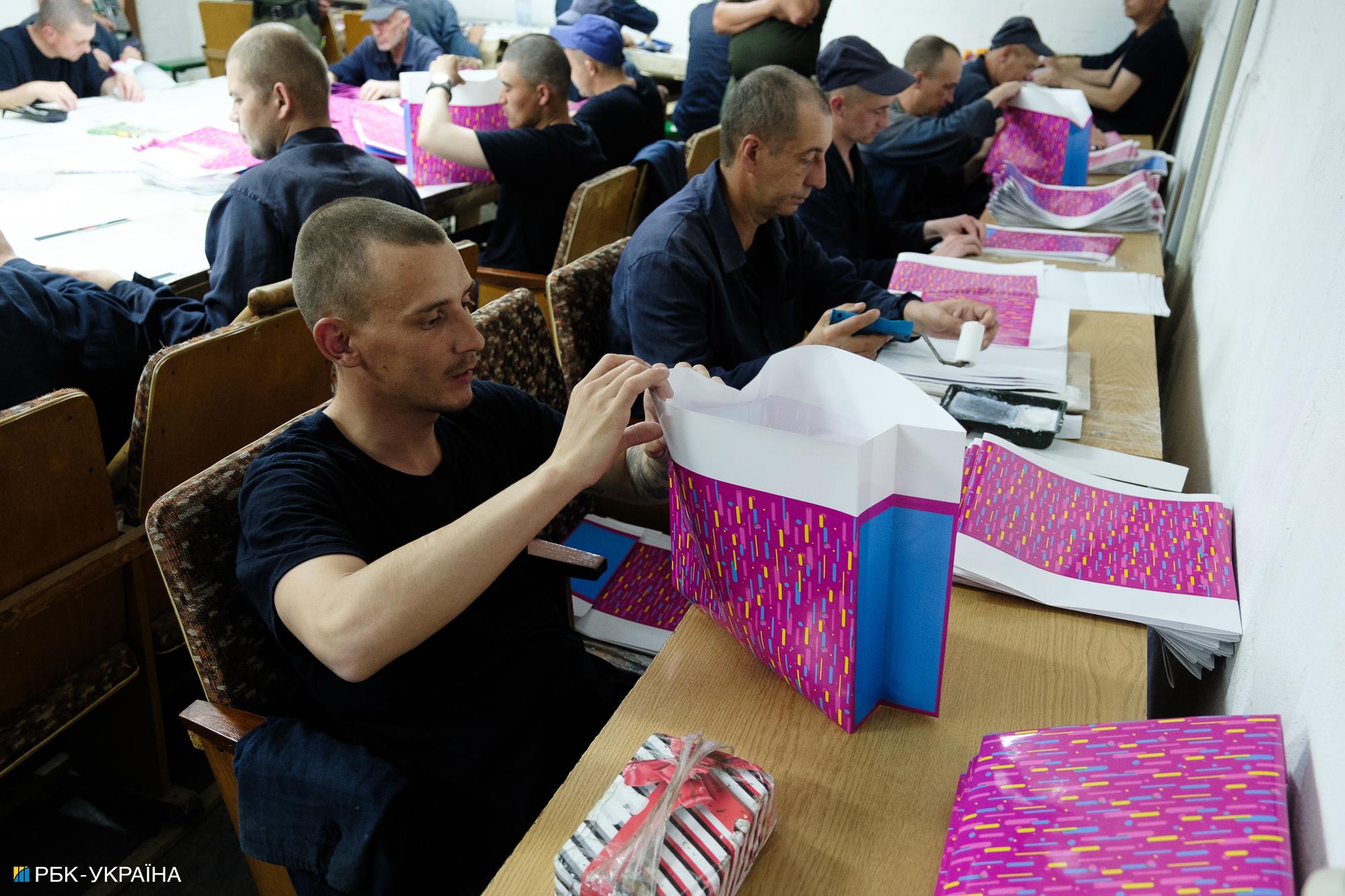 Барбершоп, церква та магазин. Як Україна утримує полонених росіян і що вони говорять про війну