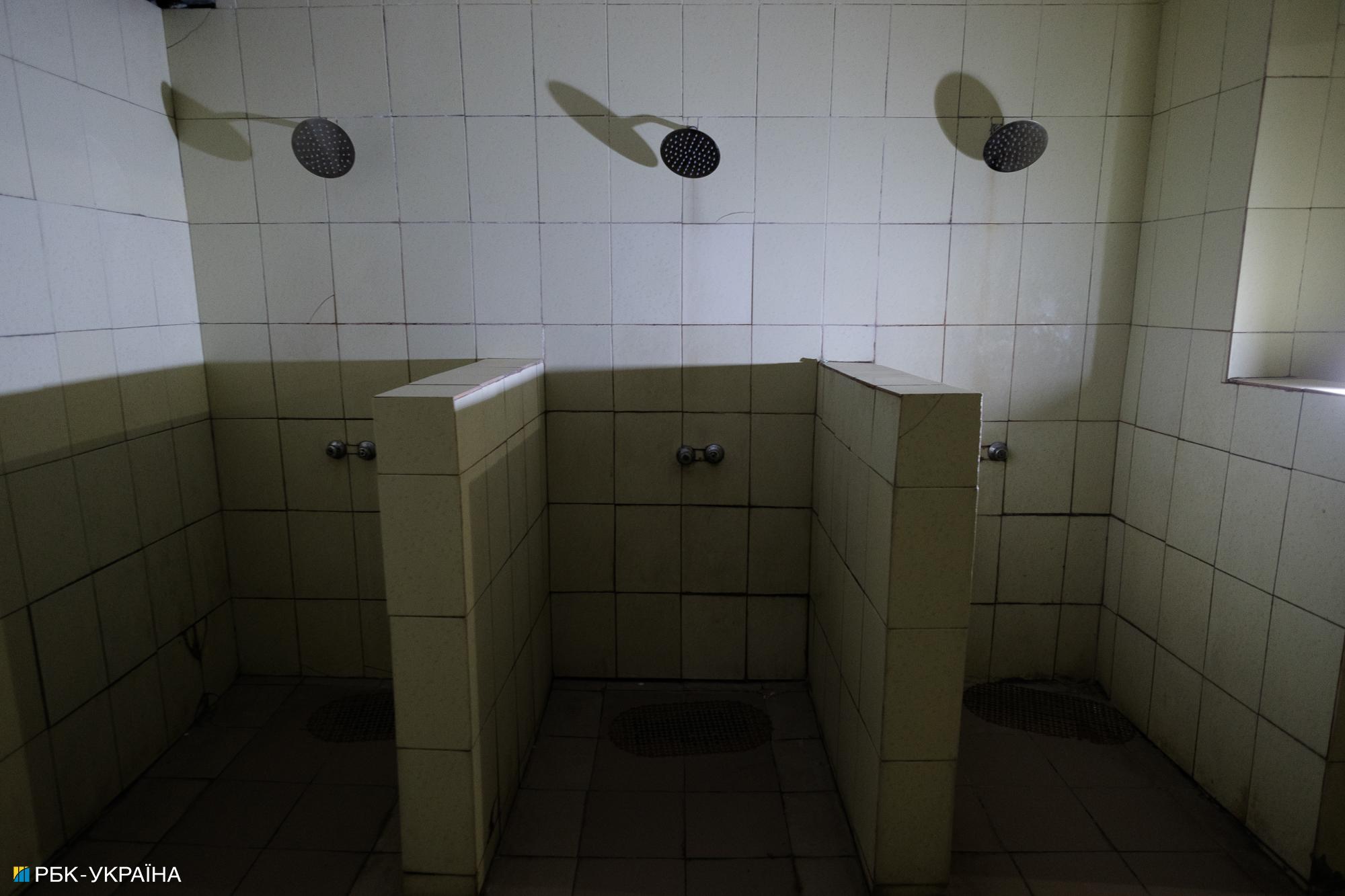 Барбершоп, церква та магазин. Як Україна утримує полонених росіян і що вони говорять про війну