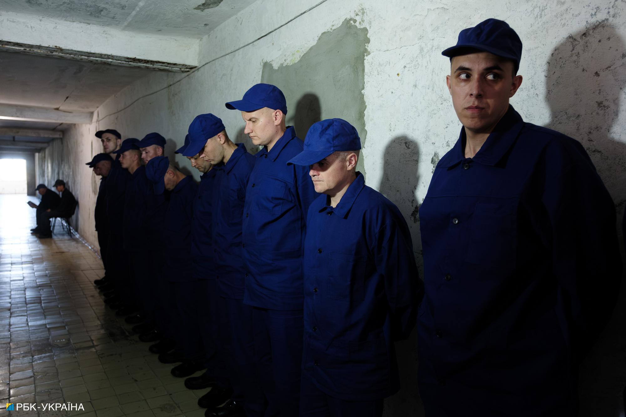 Барбершоп, церква та магазин. Як Україна утримує полонених росіян і що вони говорять про війну