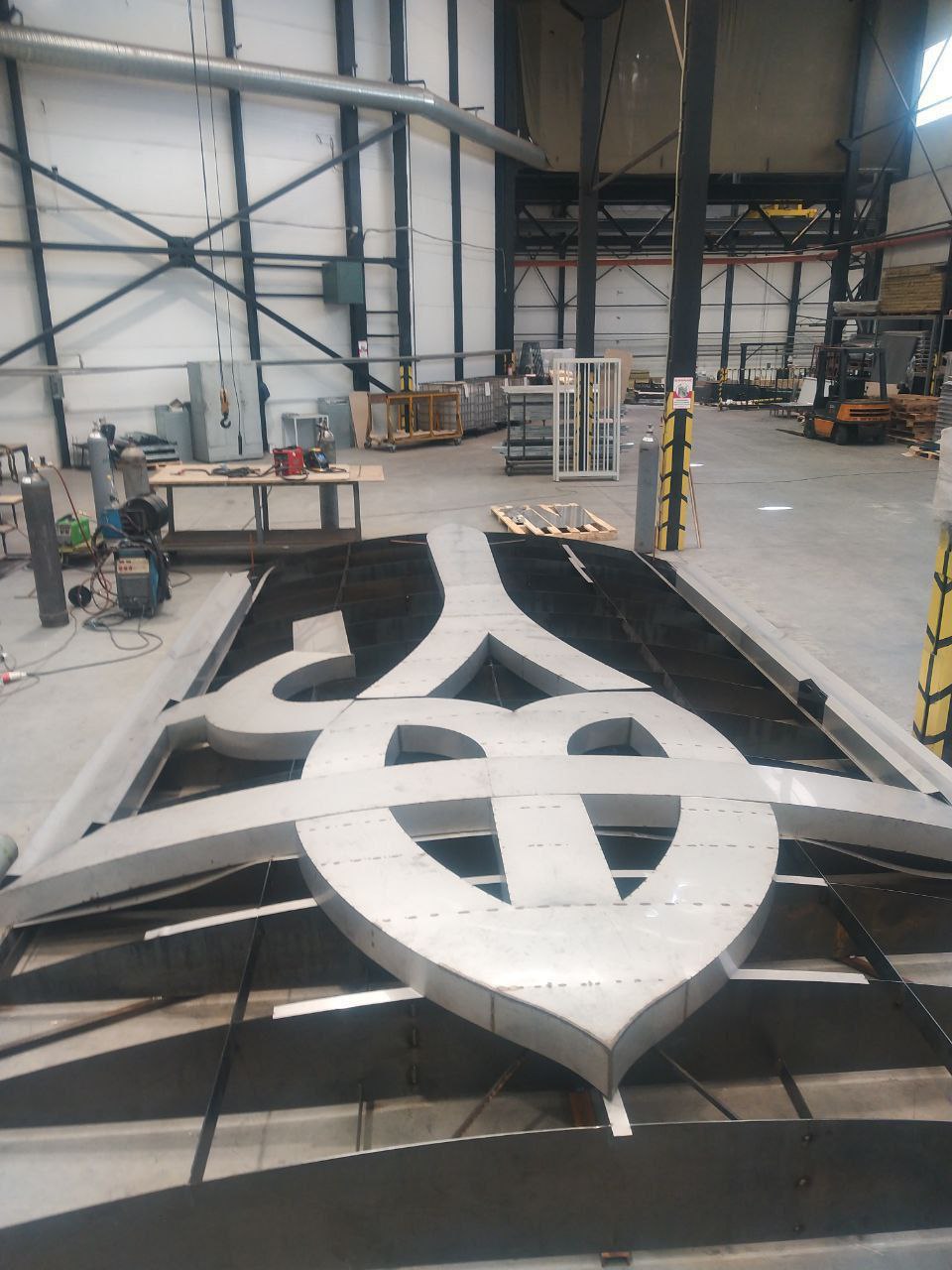 Вот каким будет тризуб на монументе "Родина-мать" вместо советского герба: фото с производства