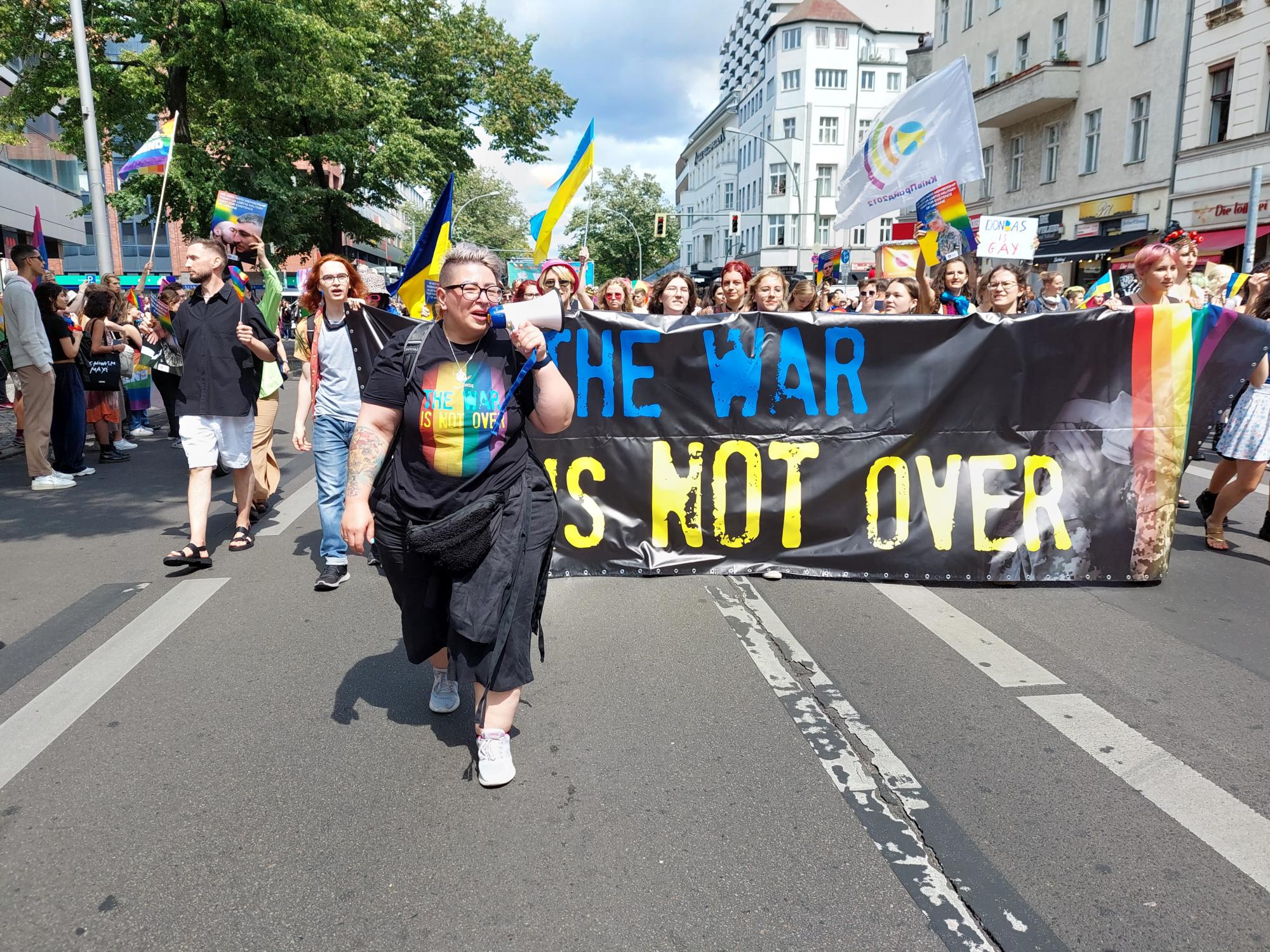 Українці очолили прайд у Берліні та пронесли портрети українських ЛГБТ-військових: фото з акції