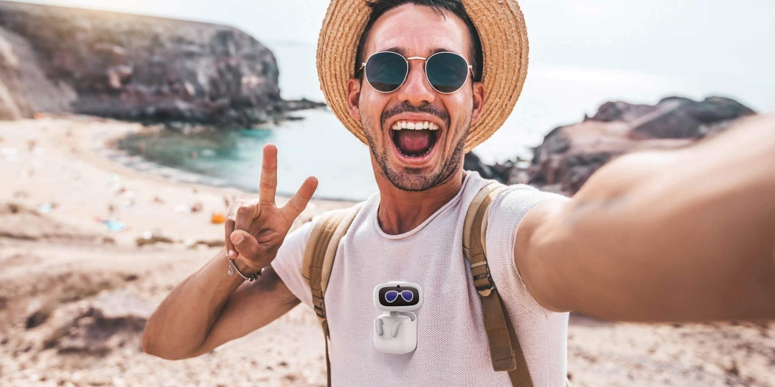 Впізнає власника та може підтримувати розмову. Представлено кишеньковий робот-тамагочі зі ШІ